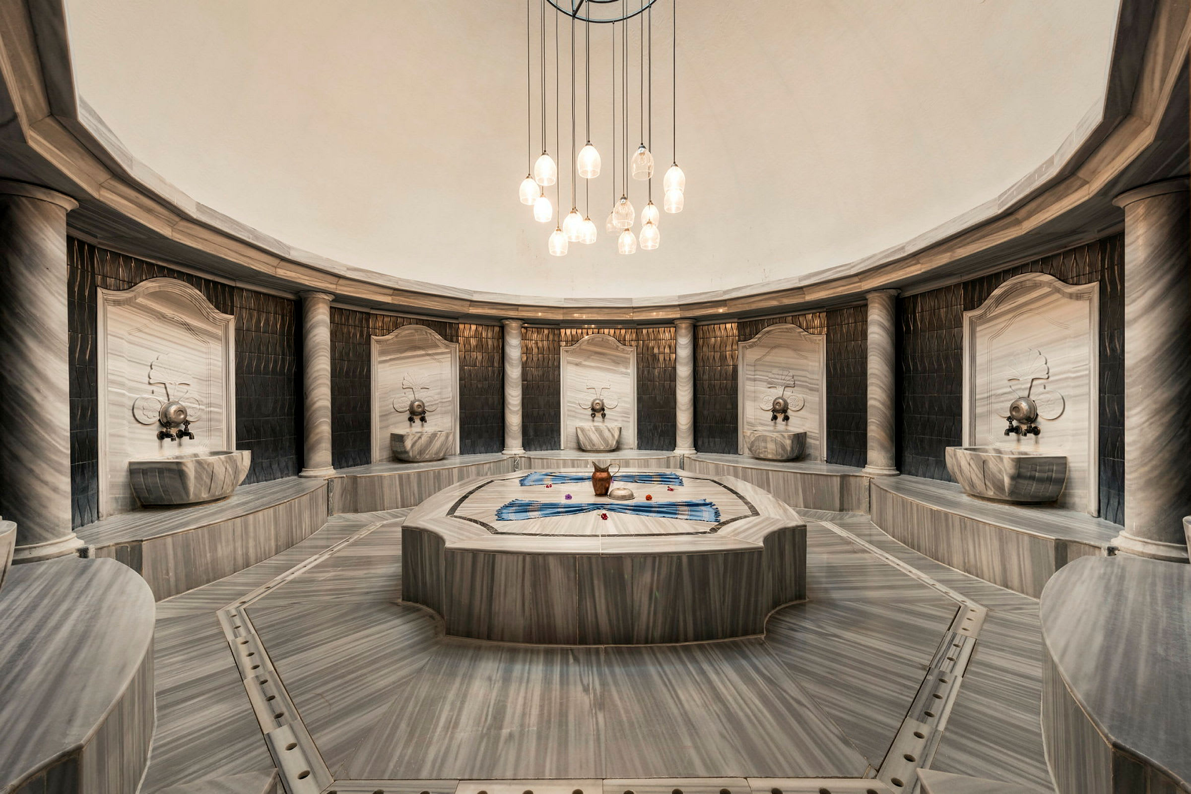 Innsiden av et tradisjonelt tyrkisk hamam med marmor og belysning. (AI-generert tekst)