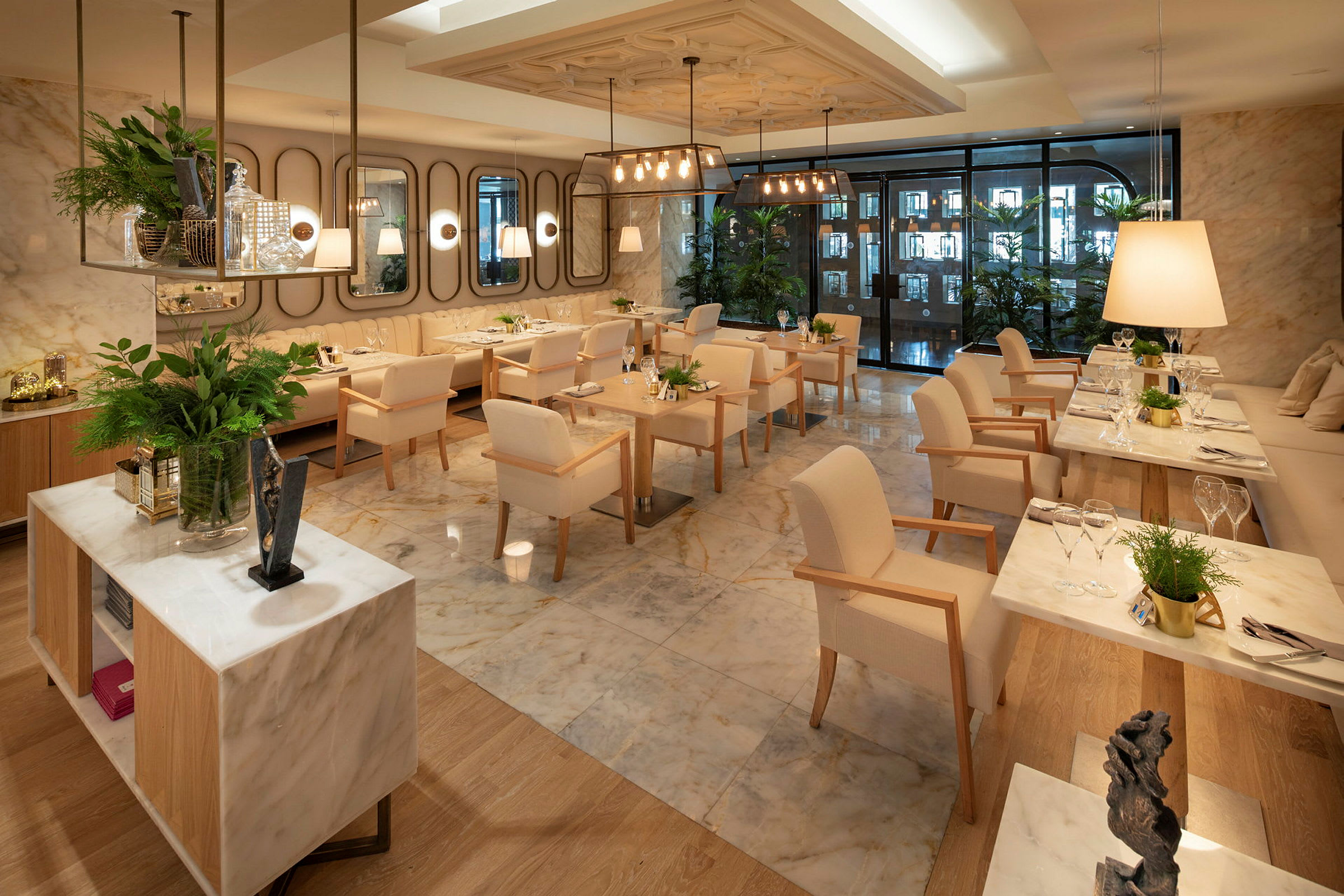 Moderne designet restaurant med sitteplasser og dekorasjoner. (AI-generert tekst)