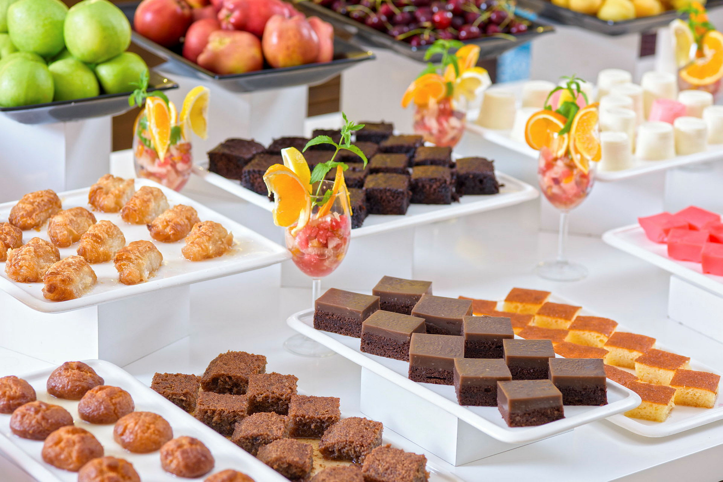 Et utvalg av dessertmat, inkludert frukt, bakverk og pudding. (AI-generert tekst)