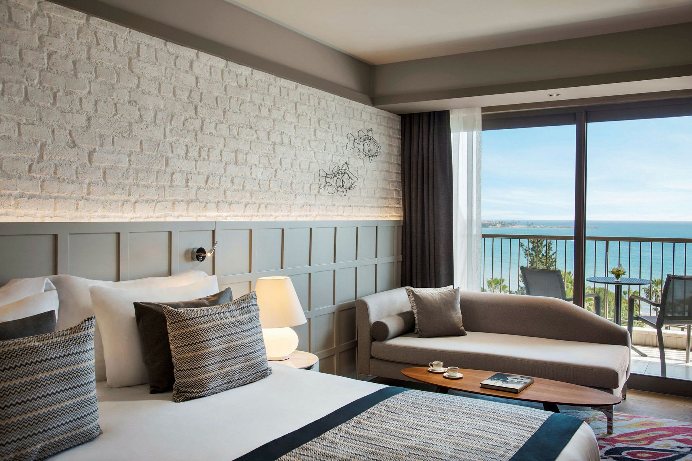 Bilde av et moderne hotellrom med havutsikt fra en balkong. (AI-generert tekst)