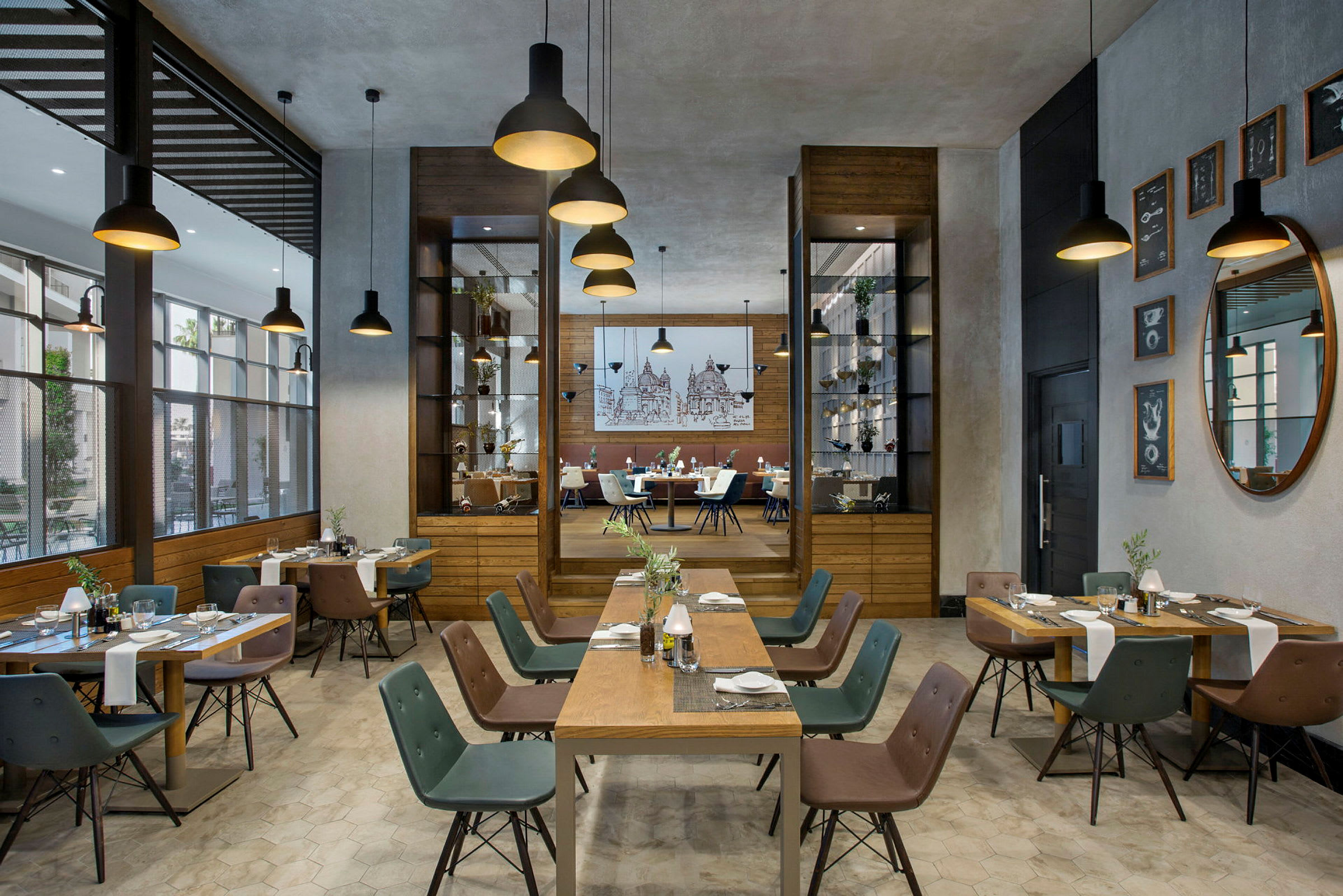 En moderne restaurant med treinteriør og bord omgitt av stoler. (AI-generert tekst)