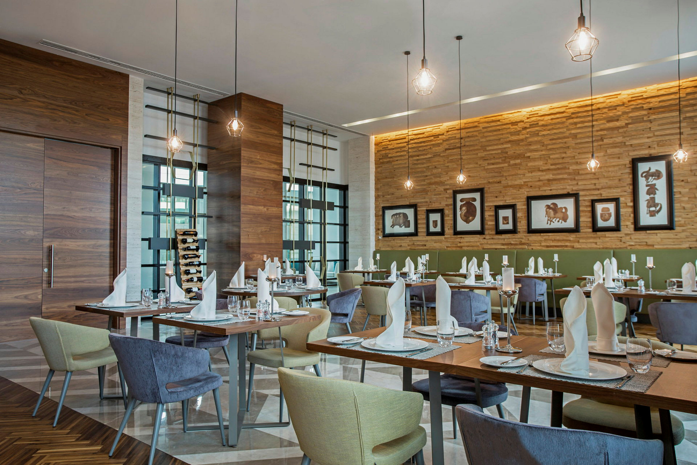 Et moderne restaurantområde med treinnredning, oppdekede bord og hengende lamper. (AI-generert tekst)