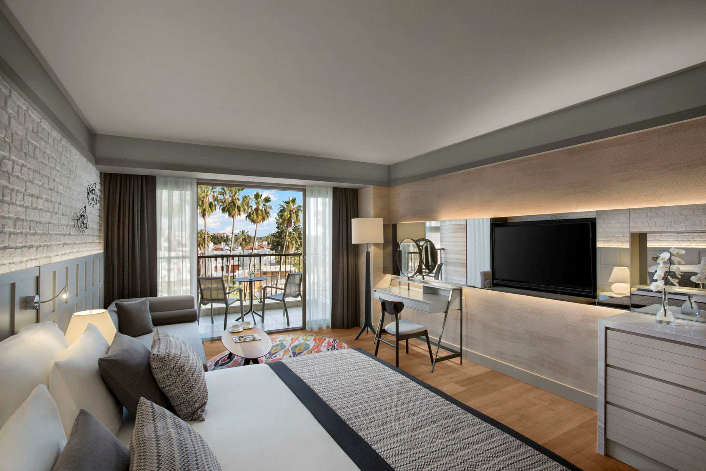 Moderne hotellrom med balkong og utsikt til palmer. (AI-generert tekst)