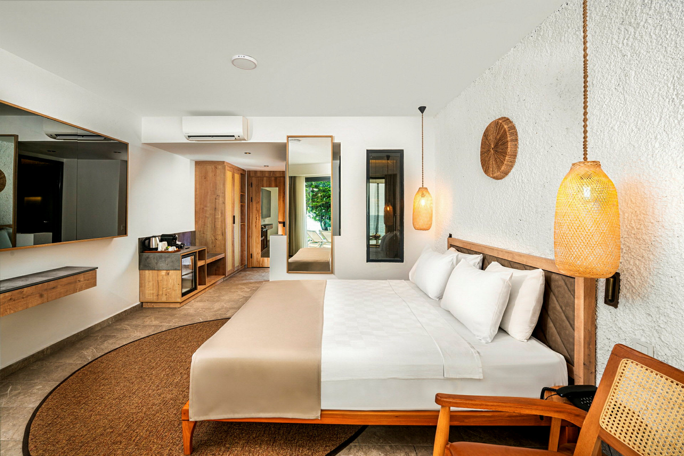 Et moderne hotellrom med en dobbeltseng, lys innredning og tremøbler. (AI-generert tekst)