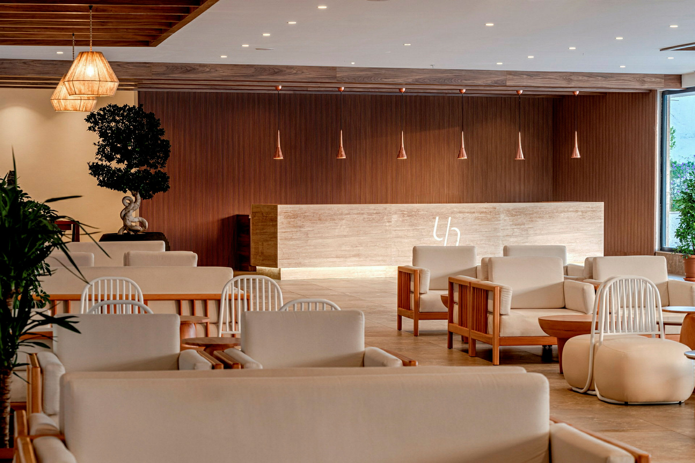 En moderne hotellobby med sittemøbler og designet interiør. (AI-generert tekst)