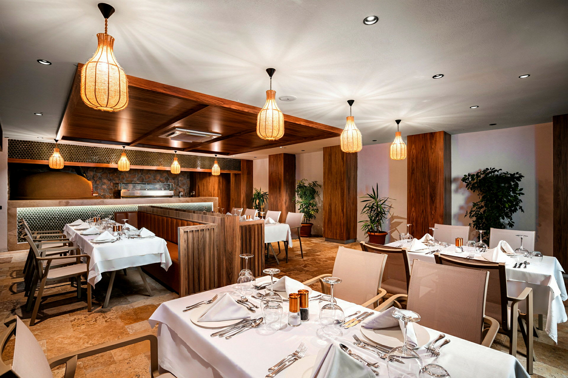 Interiør av en restaurant med dekkede bord og elegant belysning. (AI-generert tekst)