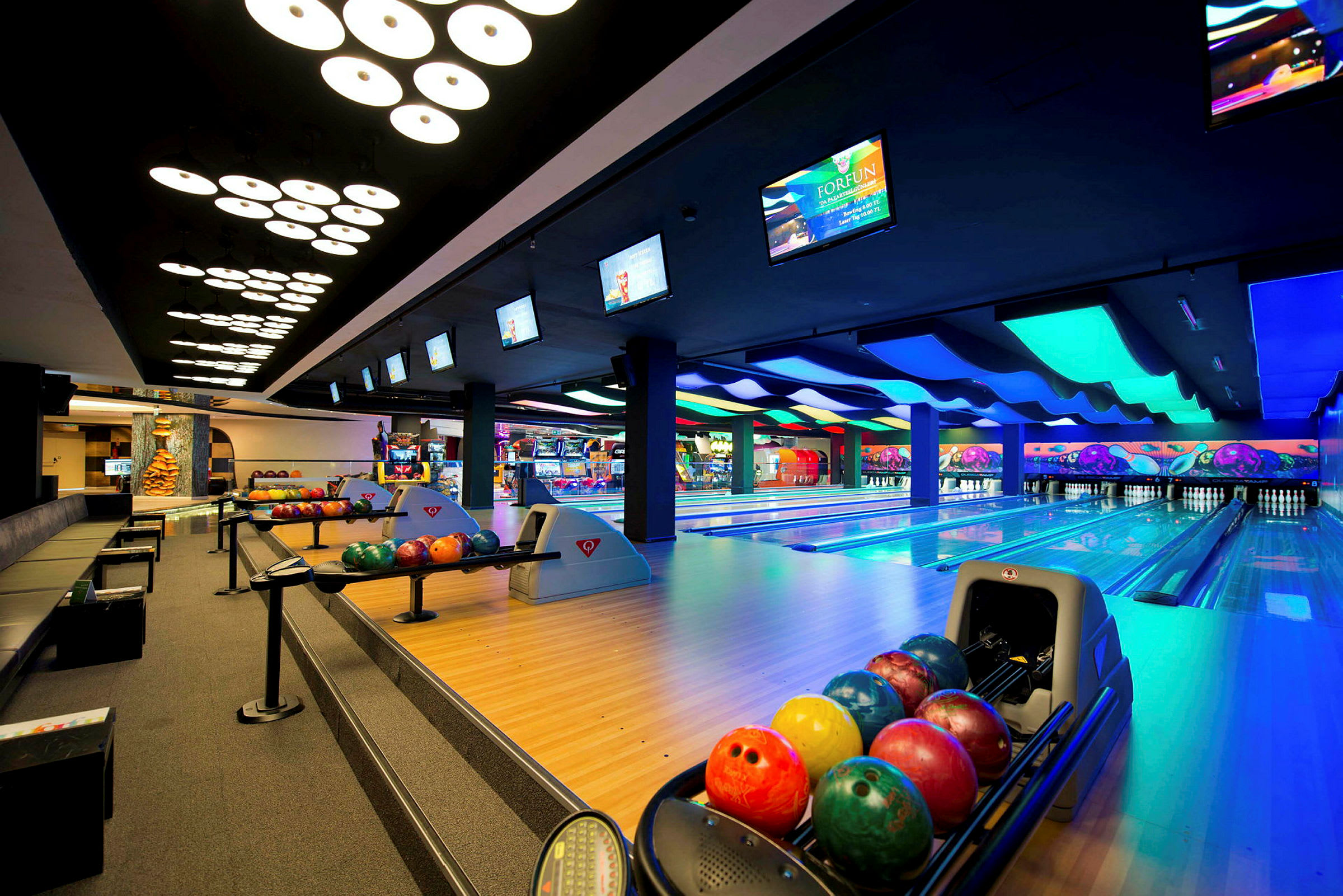 Et moderne bowlingenter med flere bowlingbaner og fargerike kuler. (AI-generert tekst)