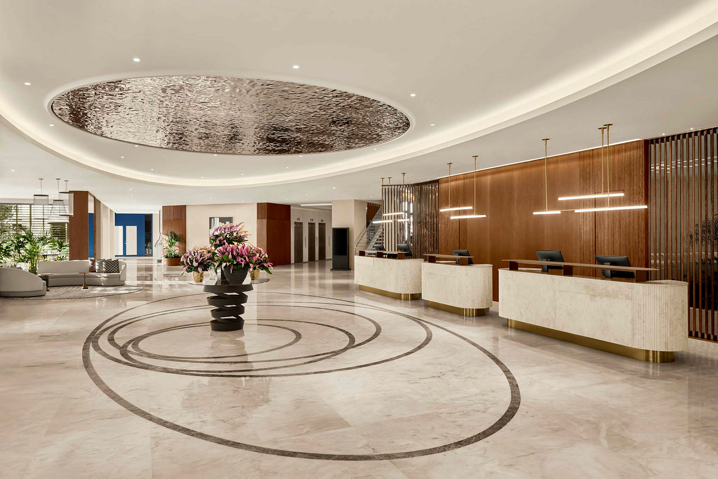 Bildet viser en elegant hotellobby med marmorfliser og resepsjon. (AI-generert tekst)