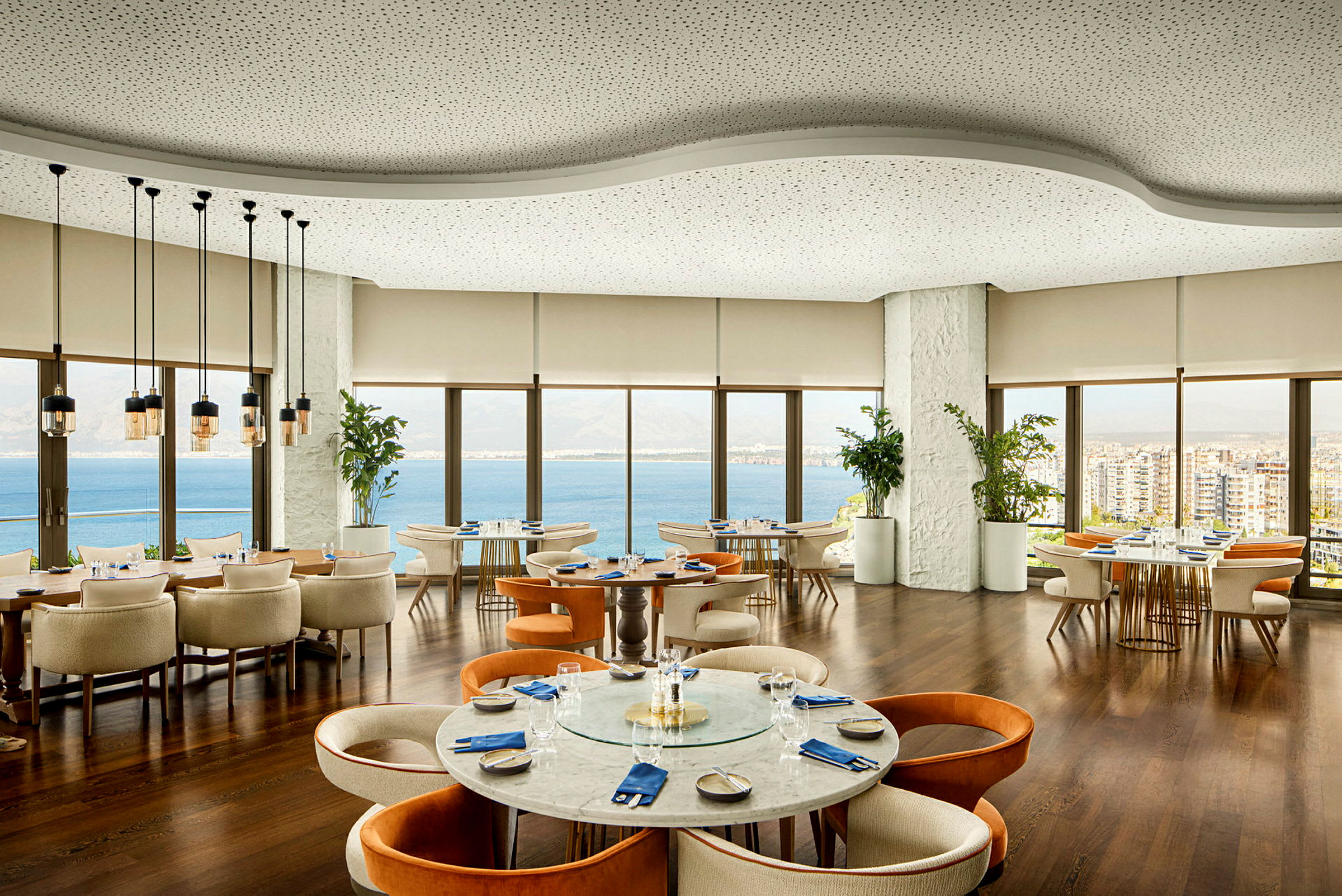 Moderne restaurant med panoramautsikt mot havet og byen. (AI-generert tekst)