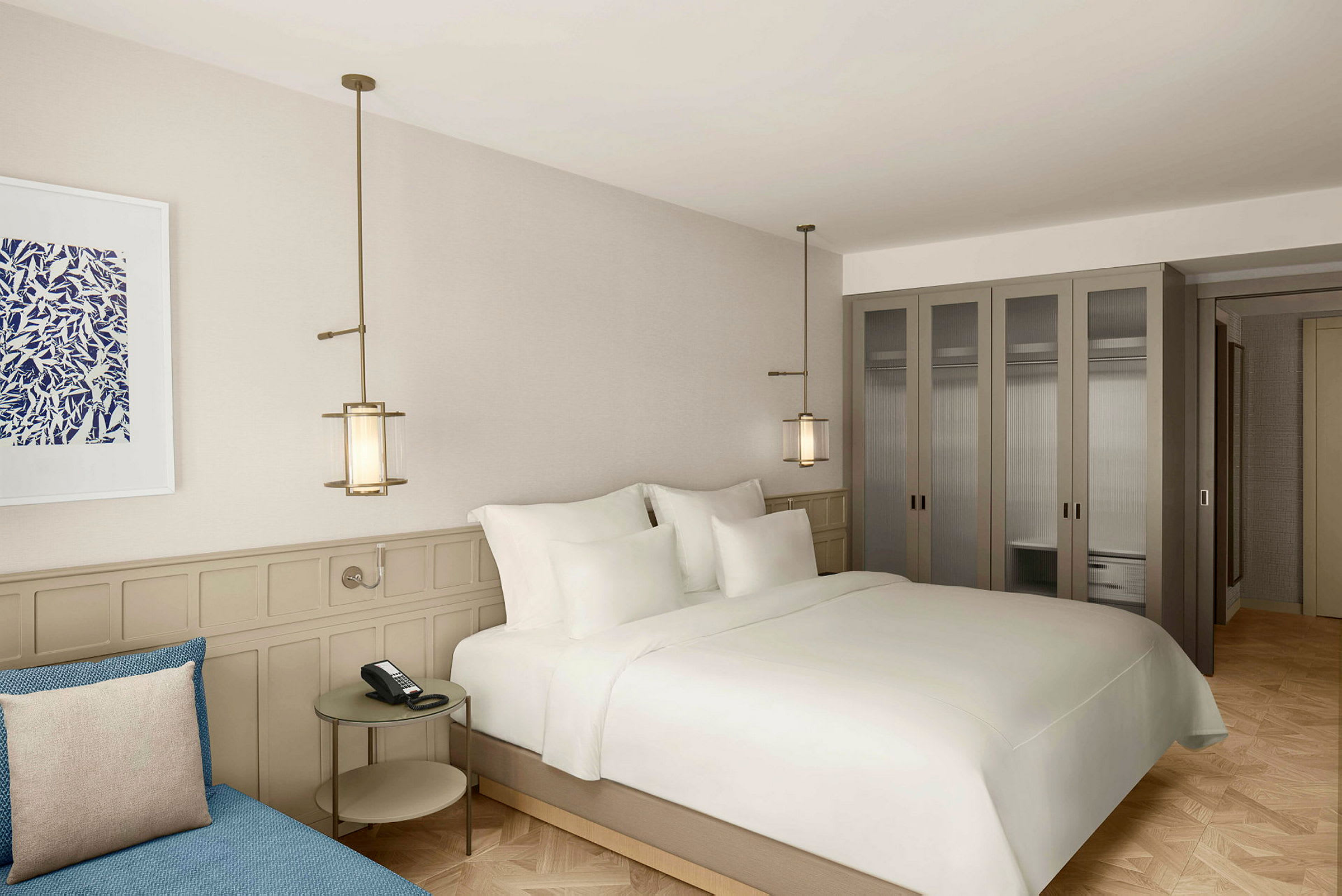 Et moderne hotellrom med stor seng, et sofabord og garderober. (AI-generert tekst)