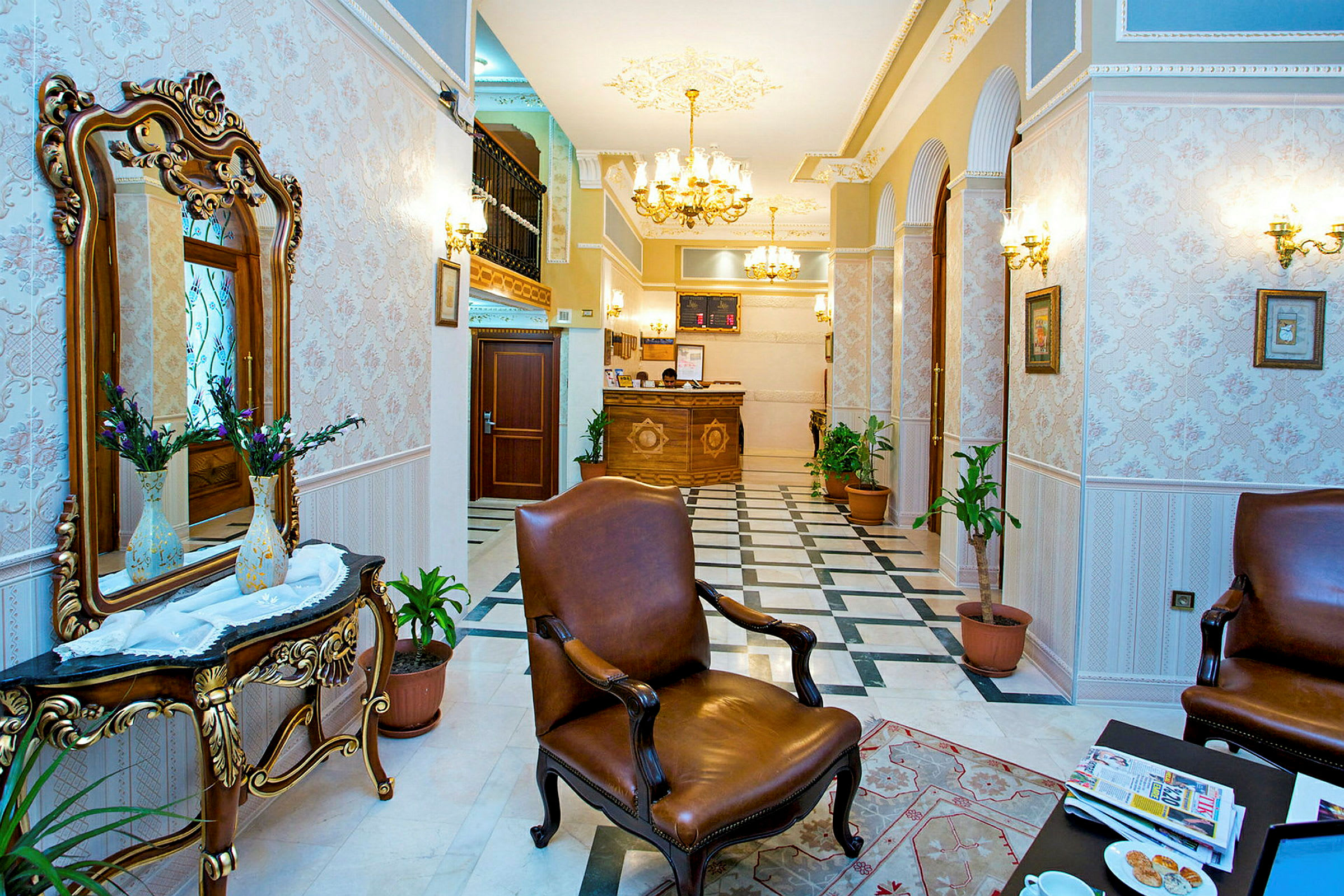 Hotellobby med elegant interiør, brun skinnstol og resepsjon. (AI-generert tekst)