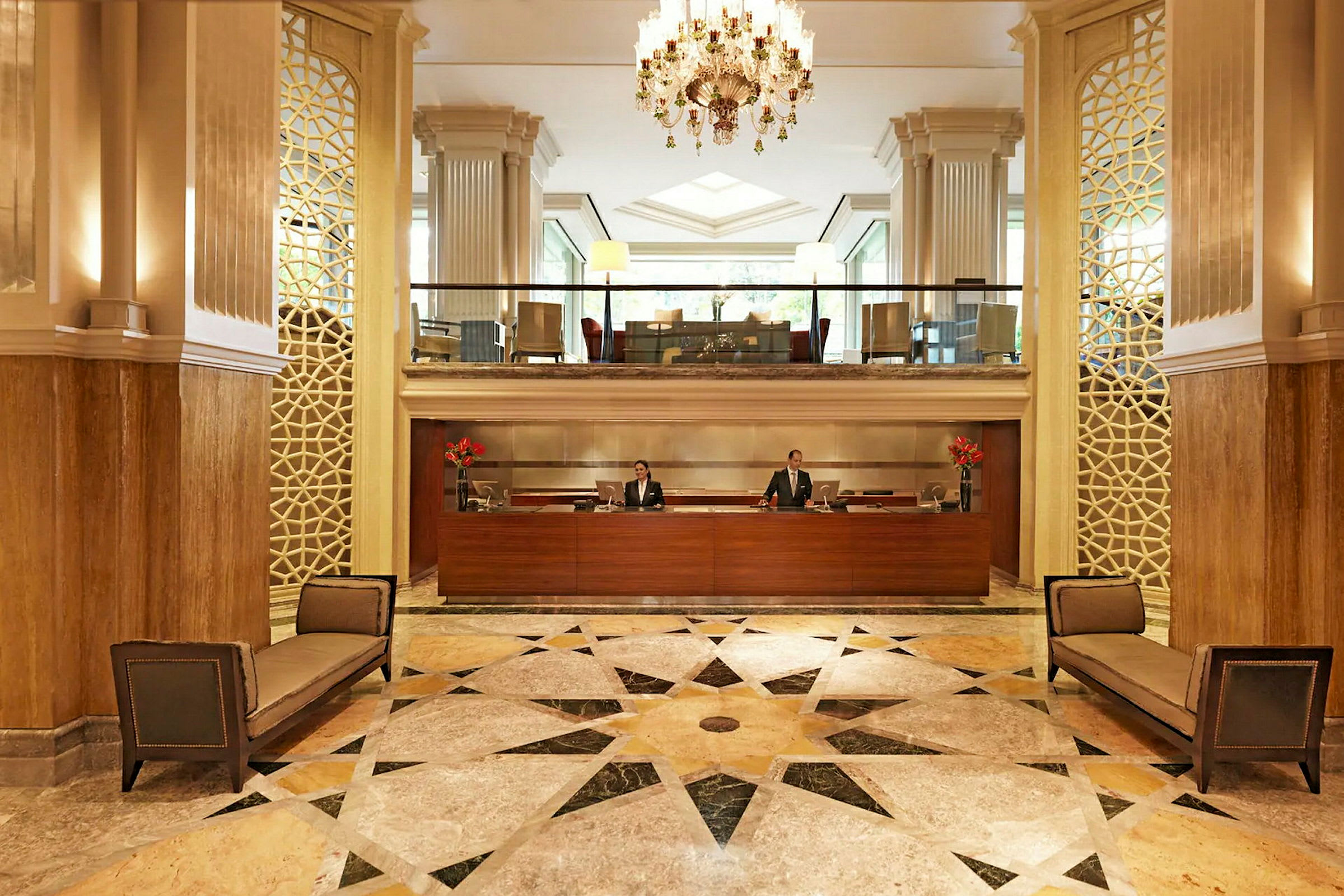 Bilde av en hotellobby med resepsjon og elegante møbler. (AI-generert tekst)