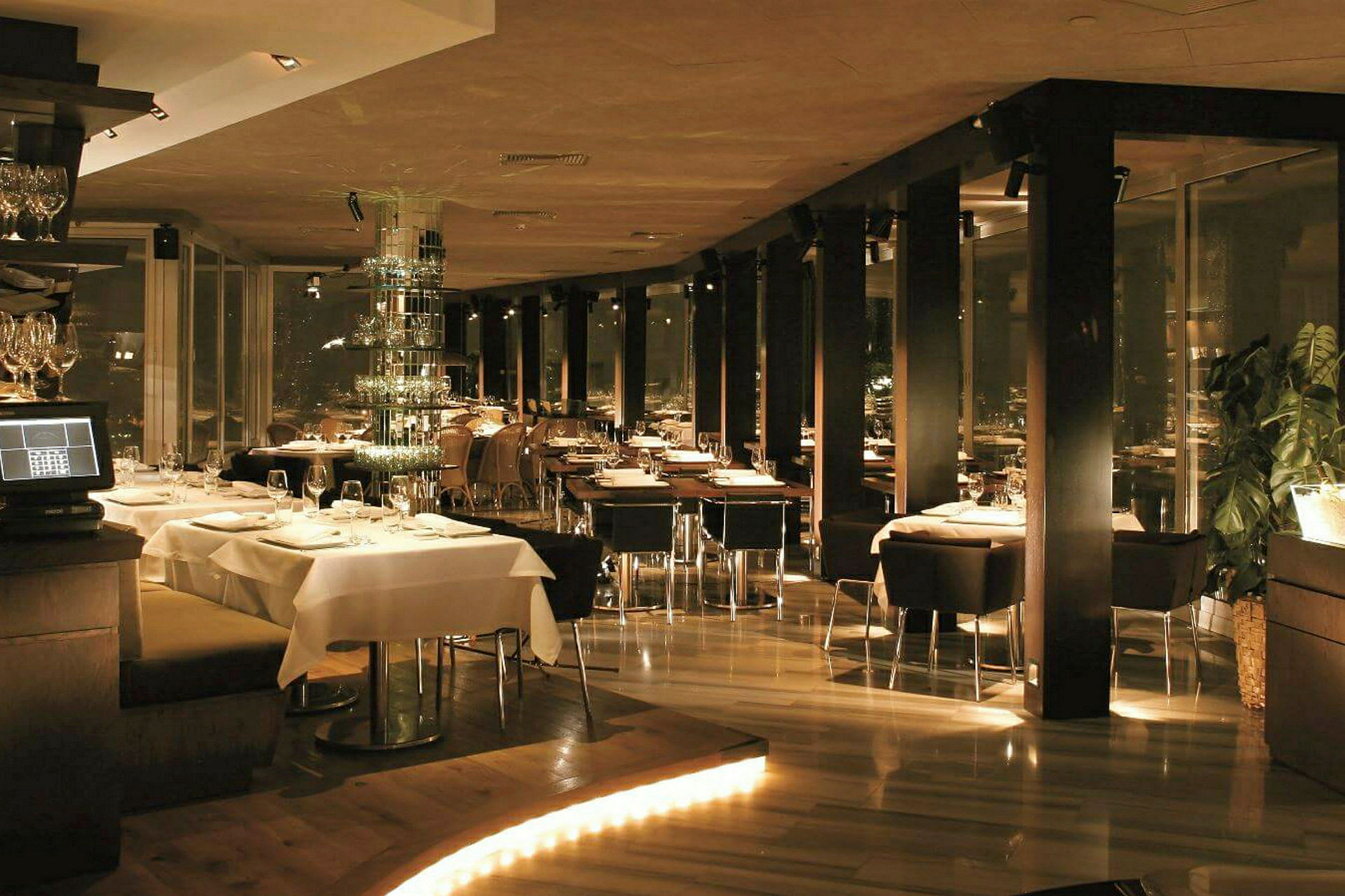 Restaurant med dekkede bord og elegant belysning. (AI-generert tekst)