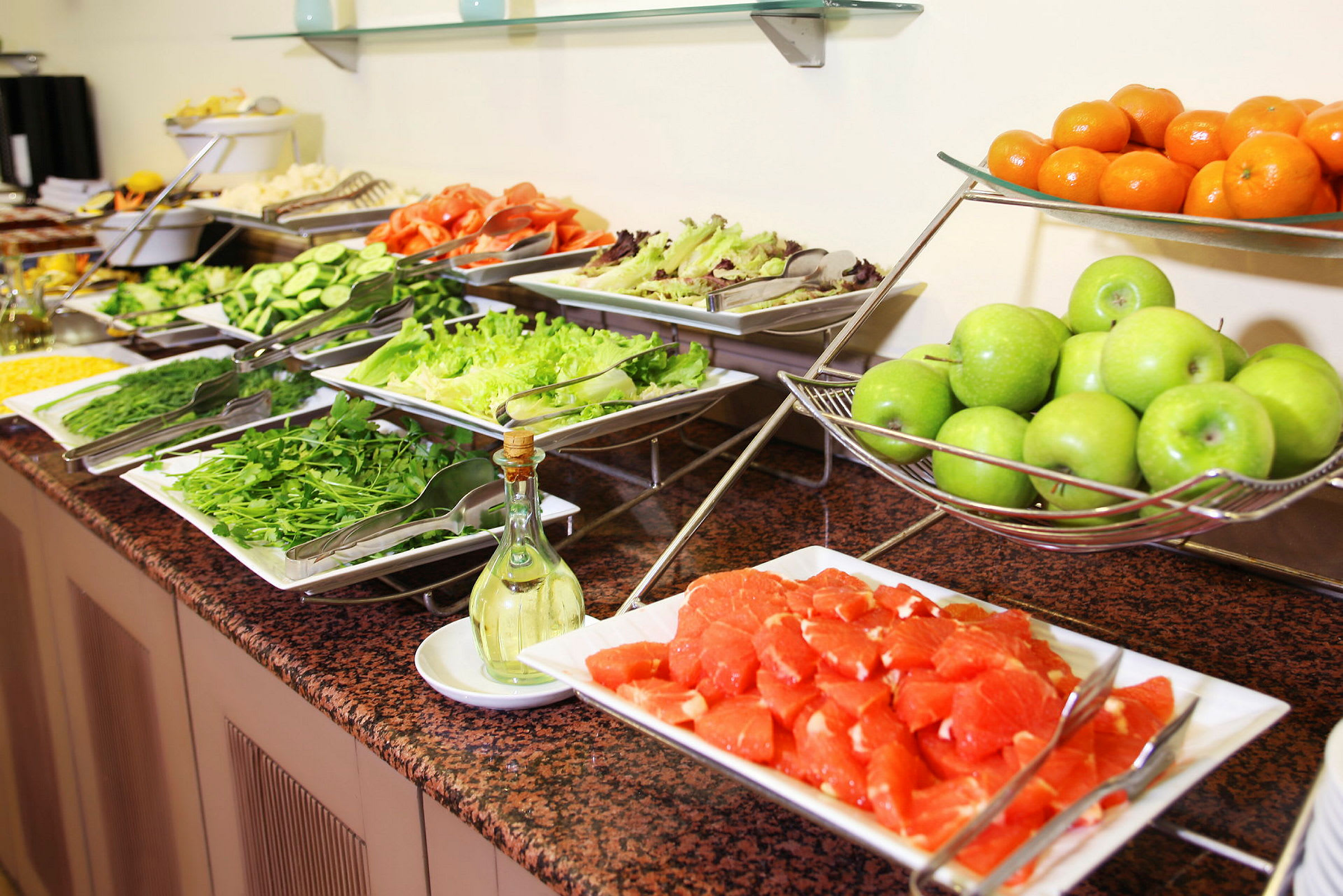 Buffetbord med ferske grønnsaker, frukt og dressinger. (AI-generert tekst)