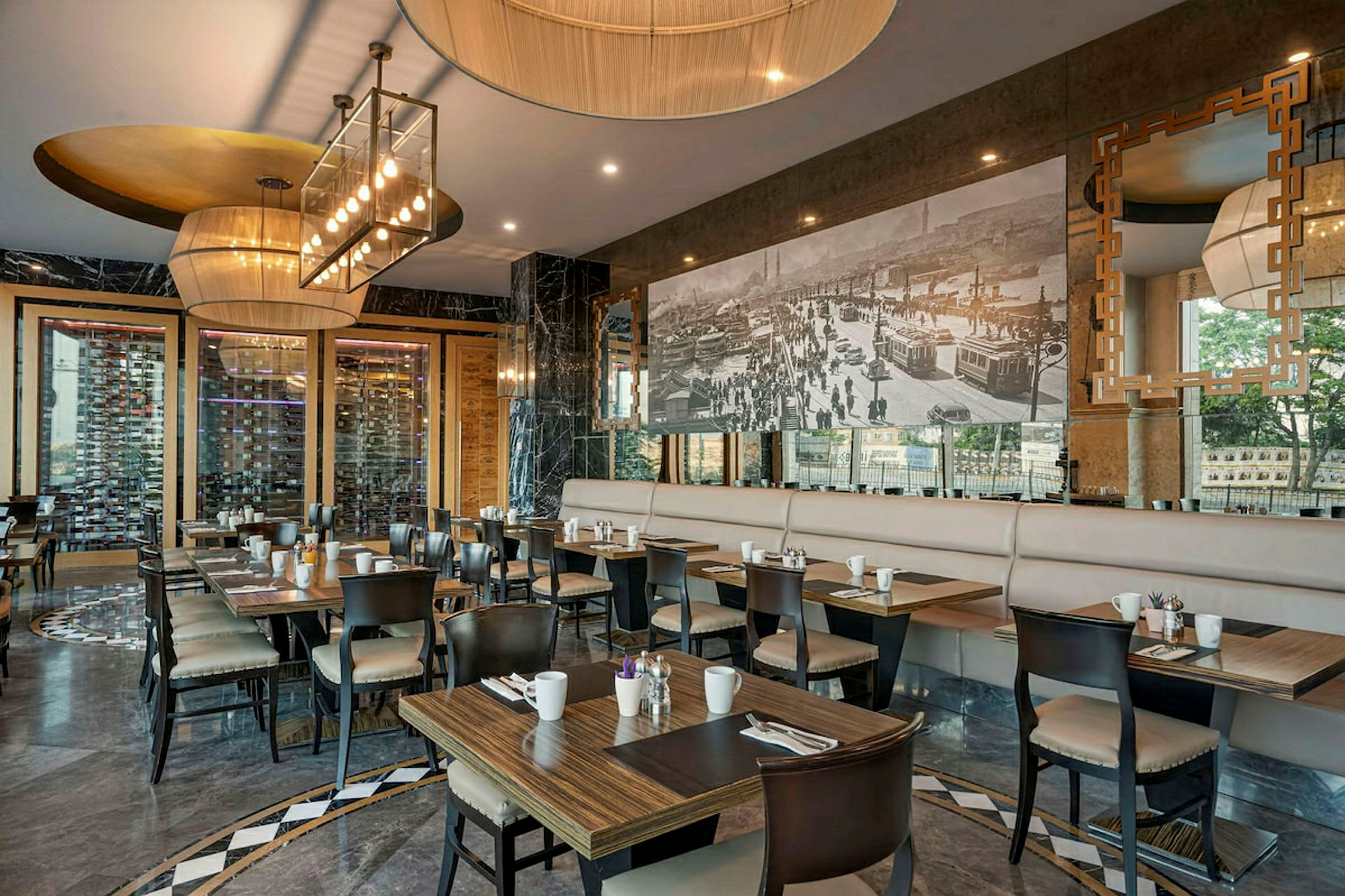 Restaurant med elegant interiør og bord dekket for servering. (AI-generert tekst)