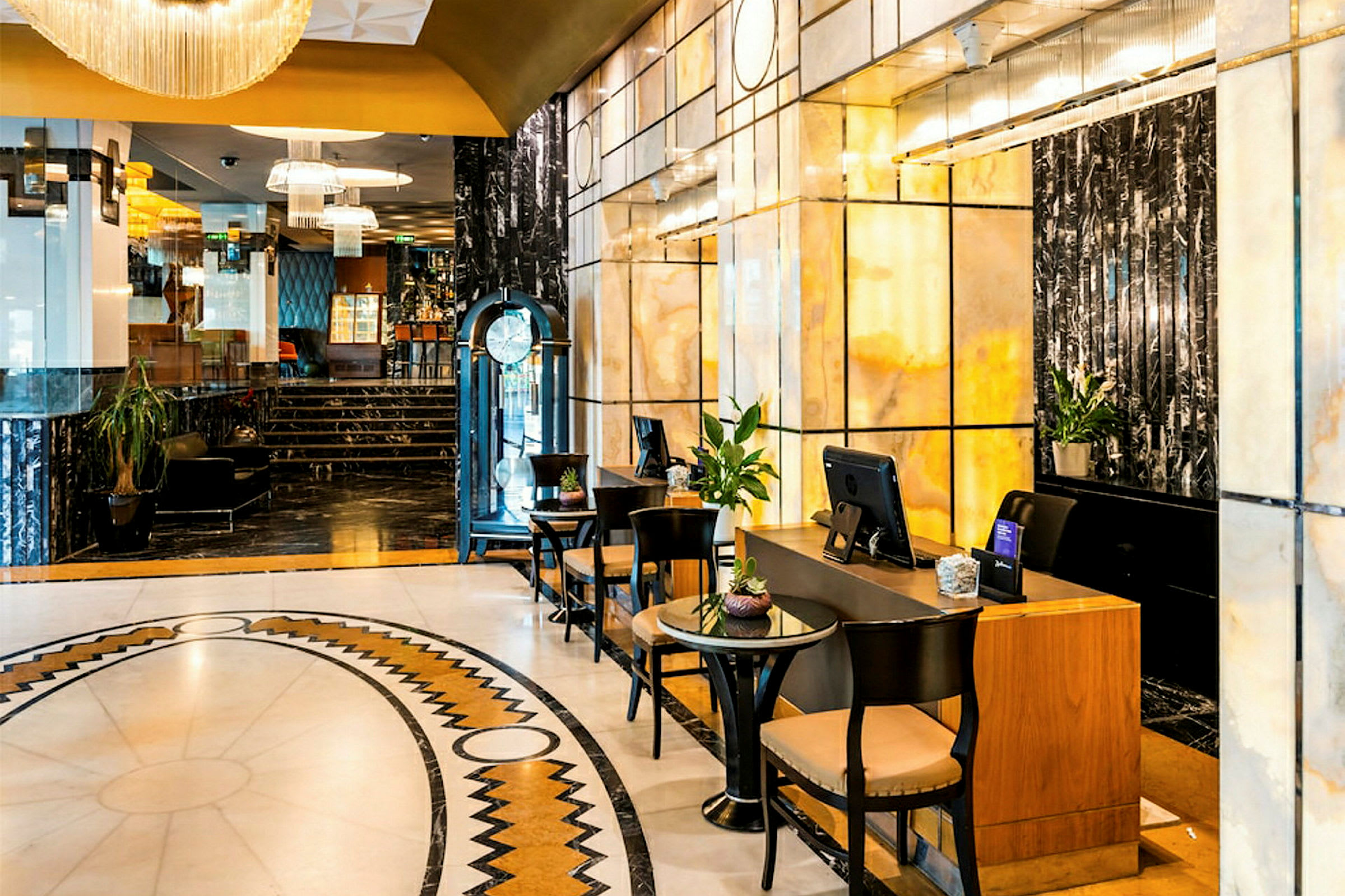 Et elegant hotellobbyområde med marmorsvegger, en resepsjon og sitteplasser. (AI-generert tekst)
