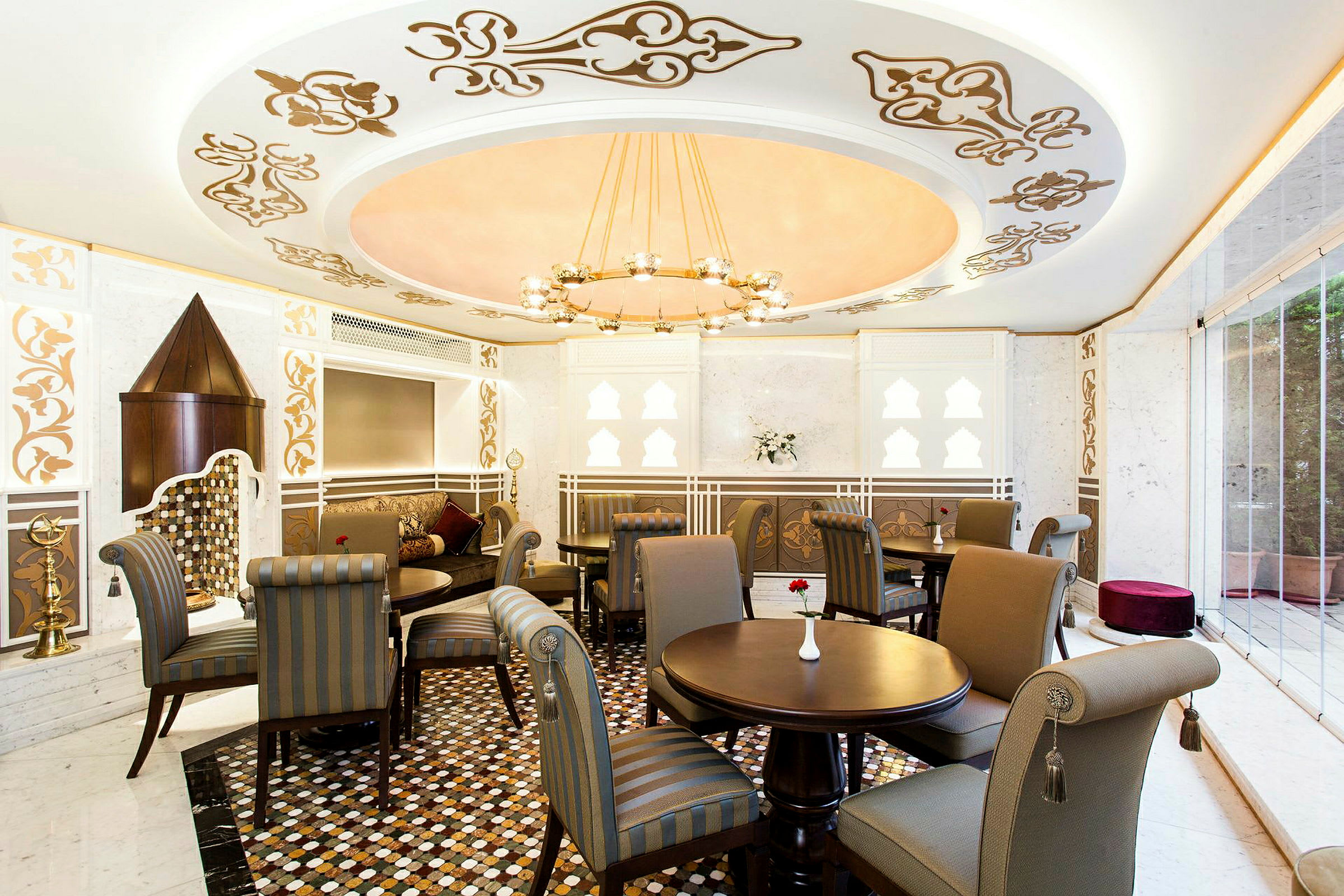 Interiør av en elegant lounge med stilfulle møbler og dekorative detaljer. (AI-generert tekst)