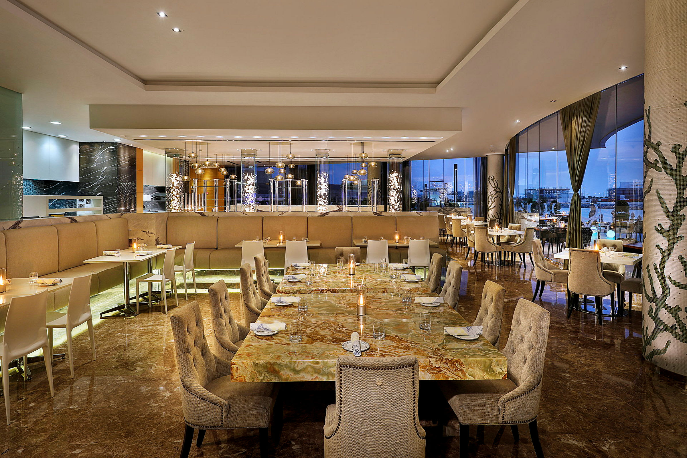 En elegant og moderne restaurant med bord og stoler. (AI-generert tekst)