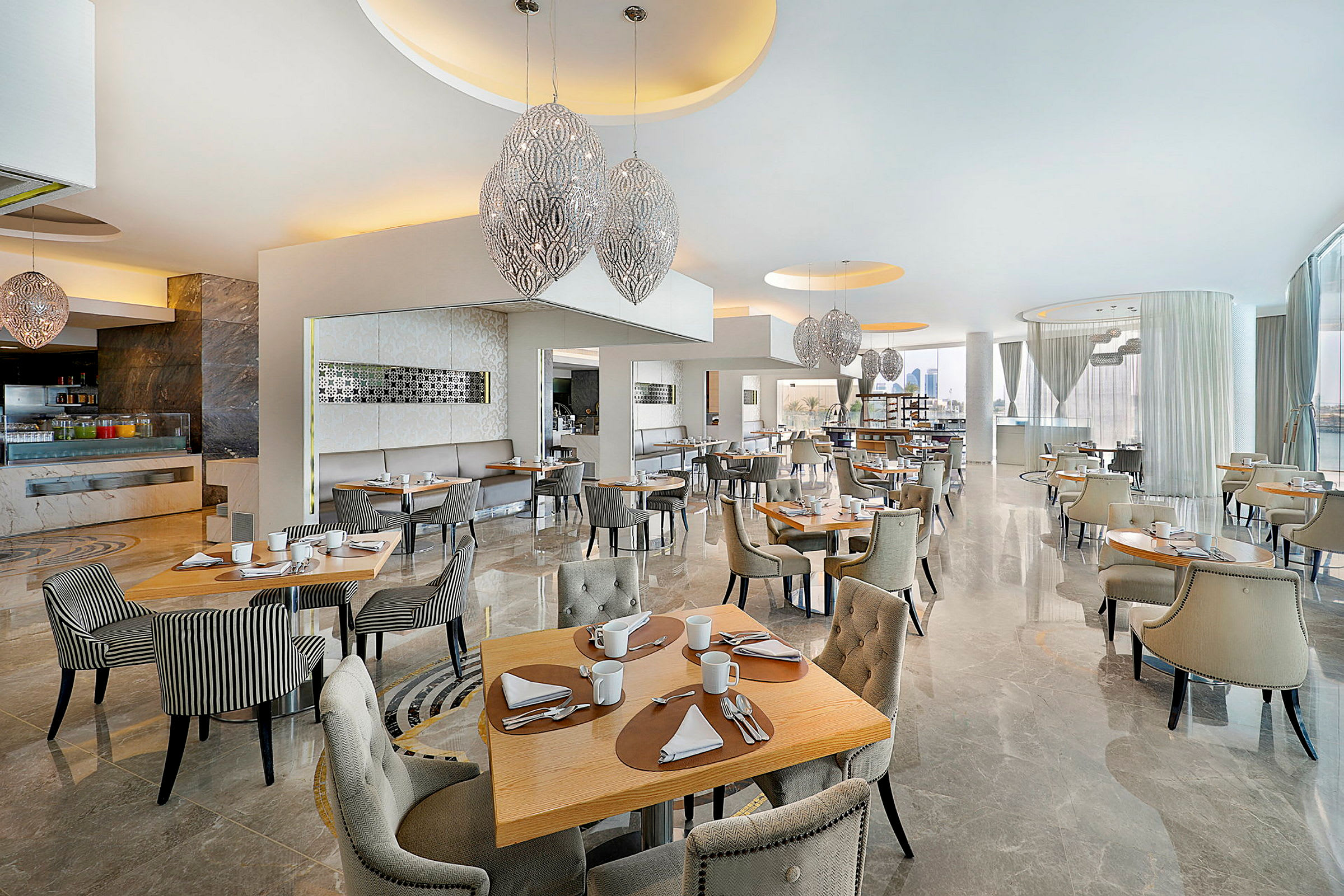 En moderne restaurant med dekkede bord og elegante lysekroner. (AI-generert tekst)