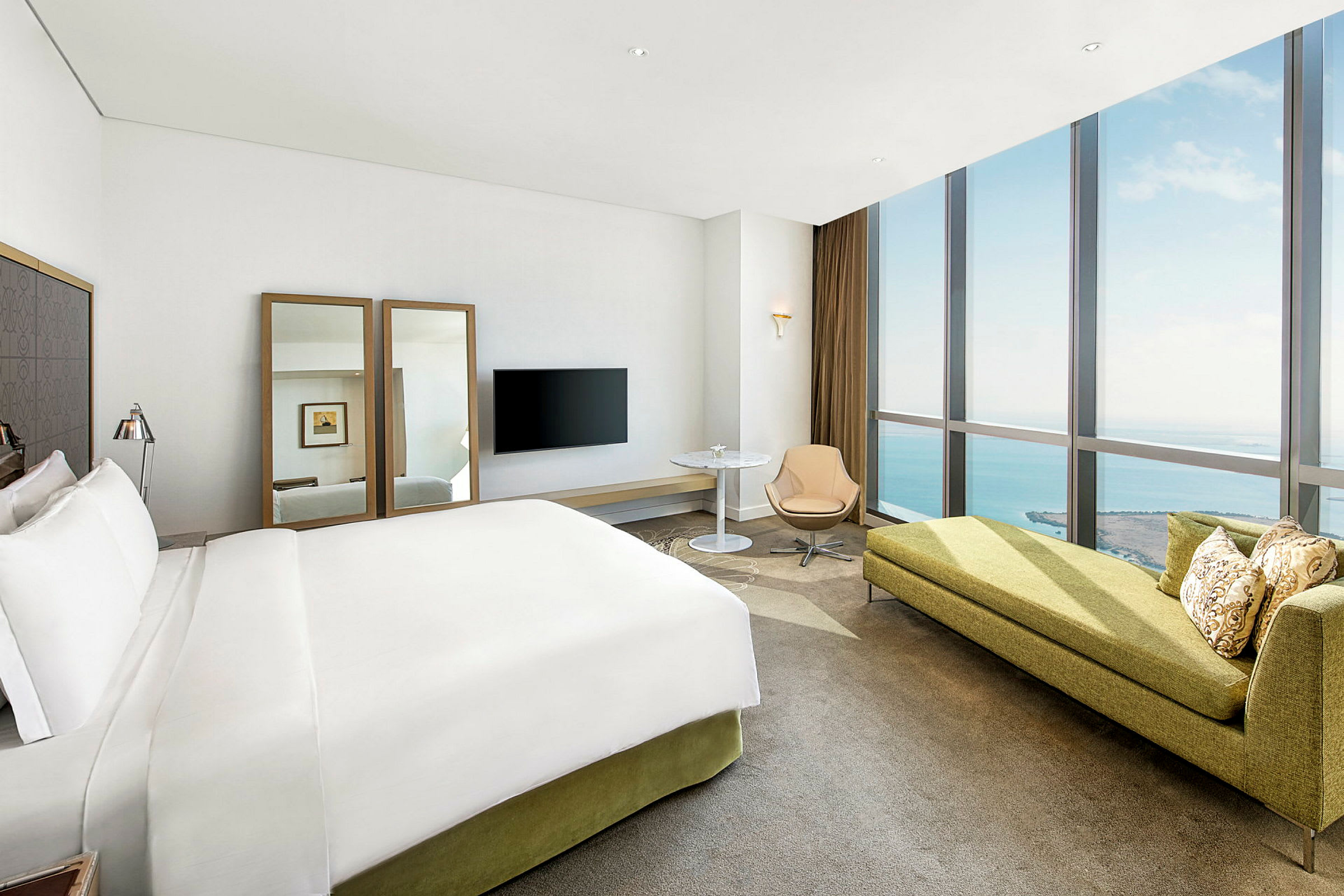Moderne hotellrom med utsikt over havet. (AI-generert tekst)