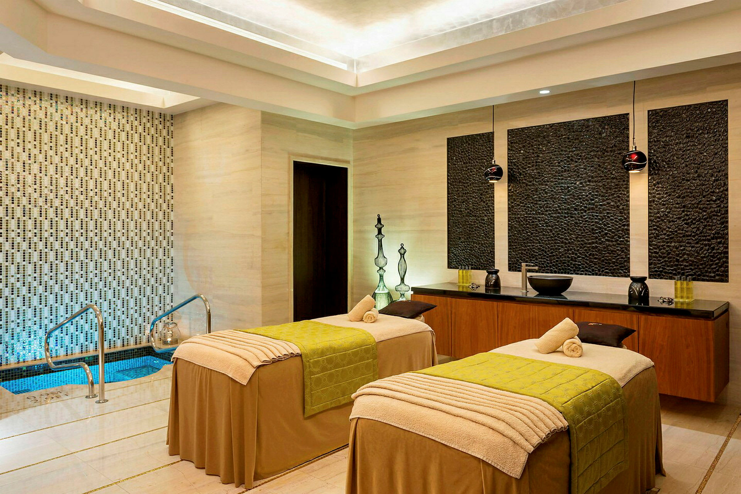 To behandlingsbenker i et elegant spa-rom med moderne interiør. (AI-generert tekst)