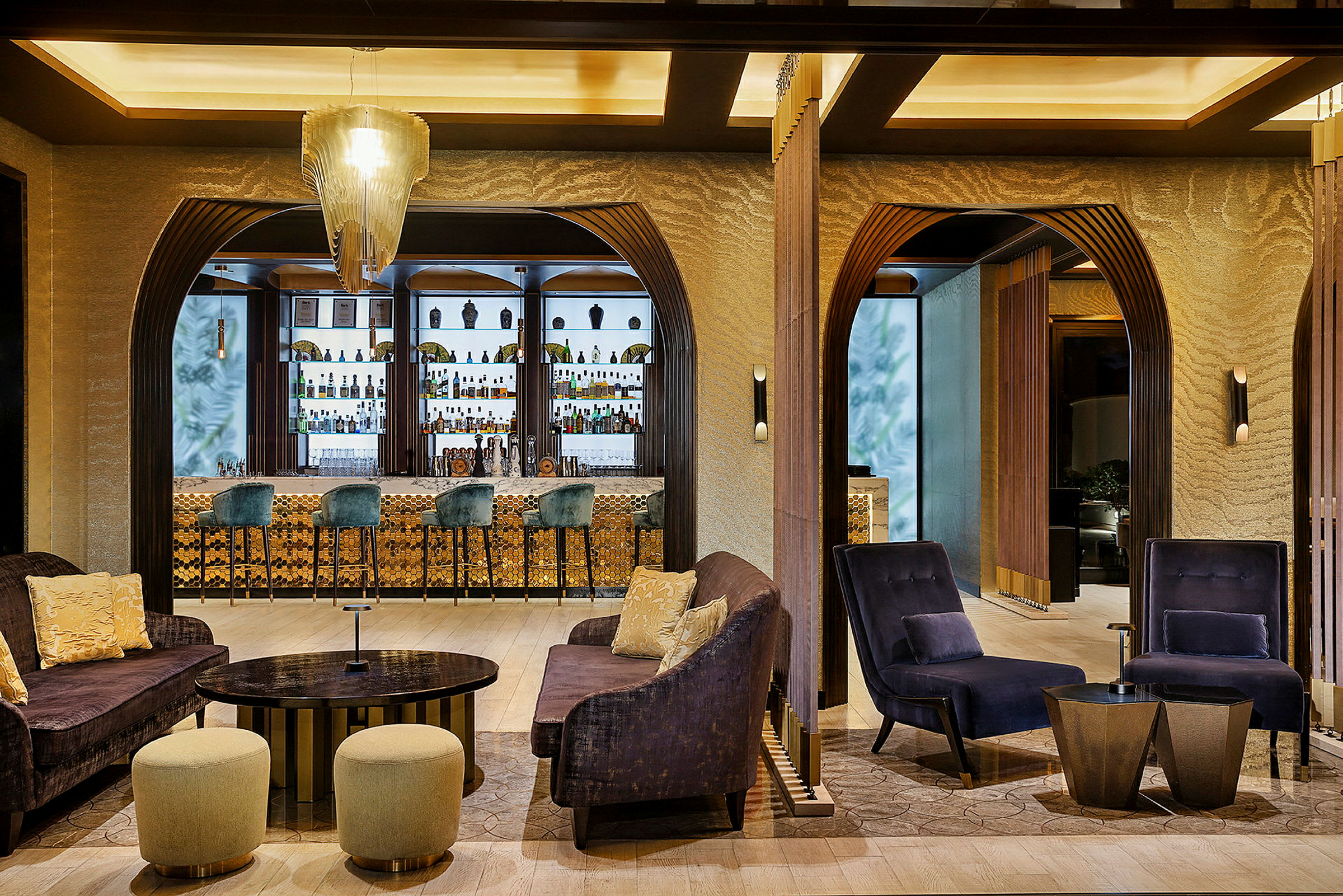 Elegant hotellbar med sittemøbler og utsmykket interiør. (AI-generert tekst)