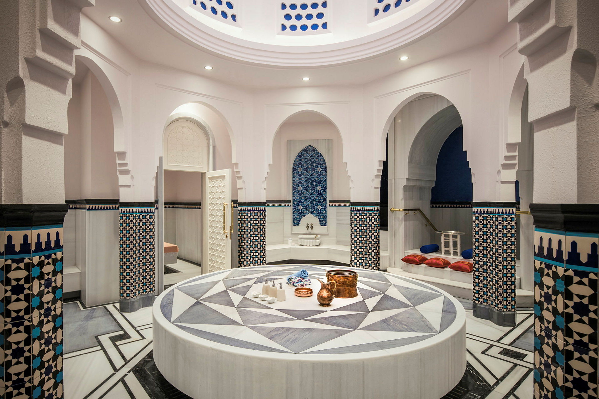 Et elegant tyrkisk hamam med en sentral keramisk plattform og dekorative veggmønstre. (AI-generert tekst)