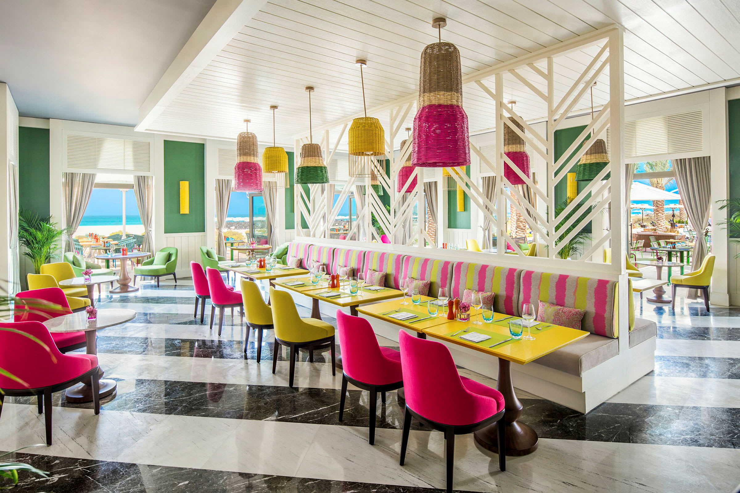 Fargerik restaurant med utsikt over havet. (AI-generert tekst)