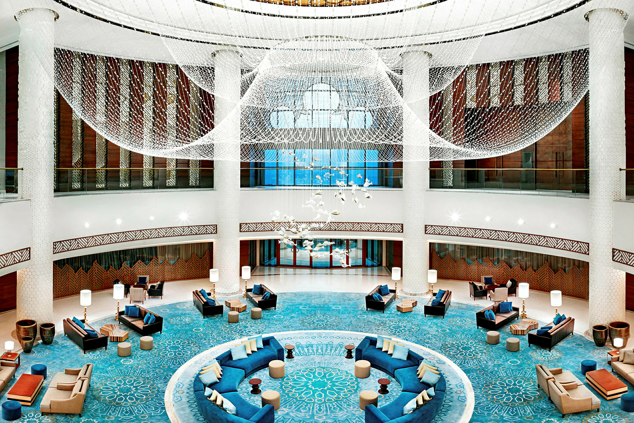 En elegant hotellobby med moderne møbler og en stor dekorativ lysekrone. (AI-generert tekst)