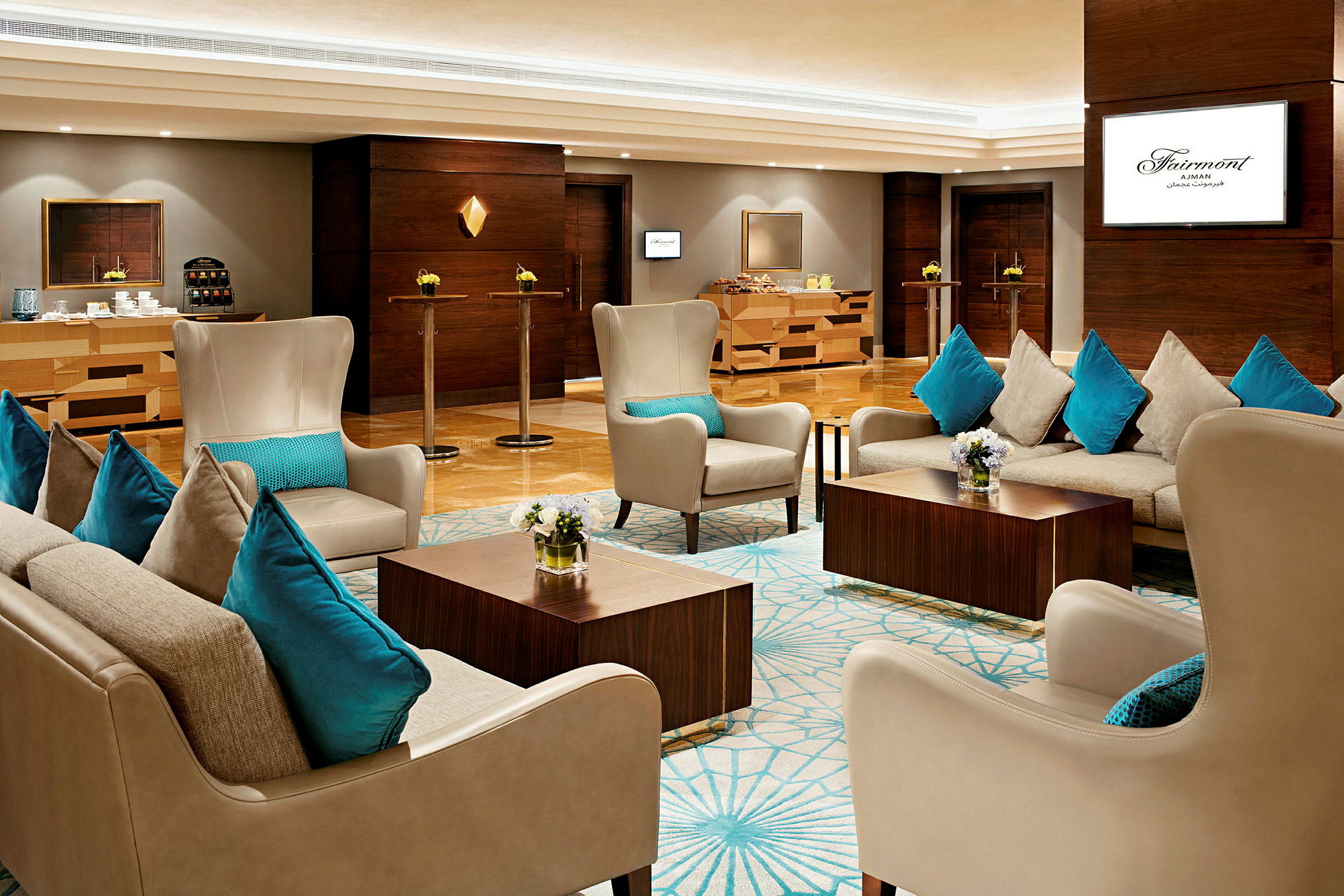 Hotellobby med komfortable sittemøbler i lenestoler og sofaer, kaffe- og tebord i bakgrunnen. (AI-generert tekst)