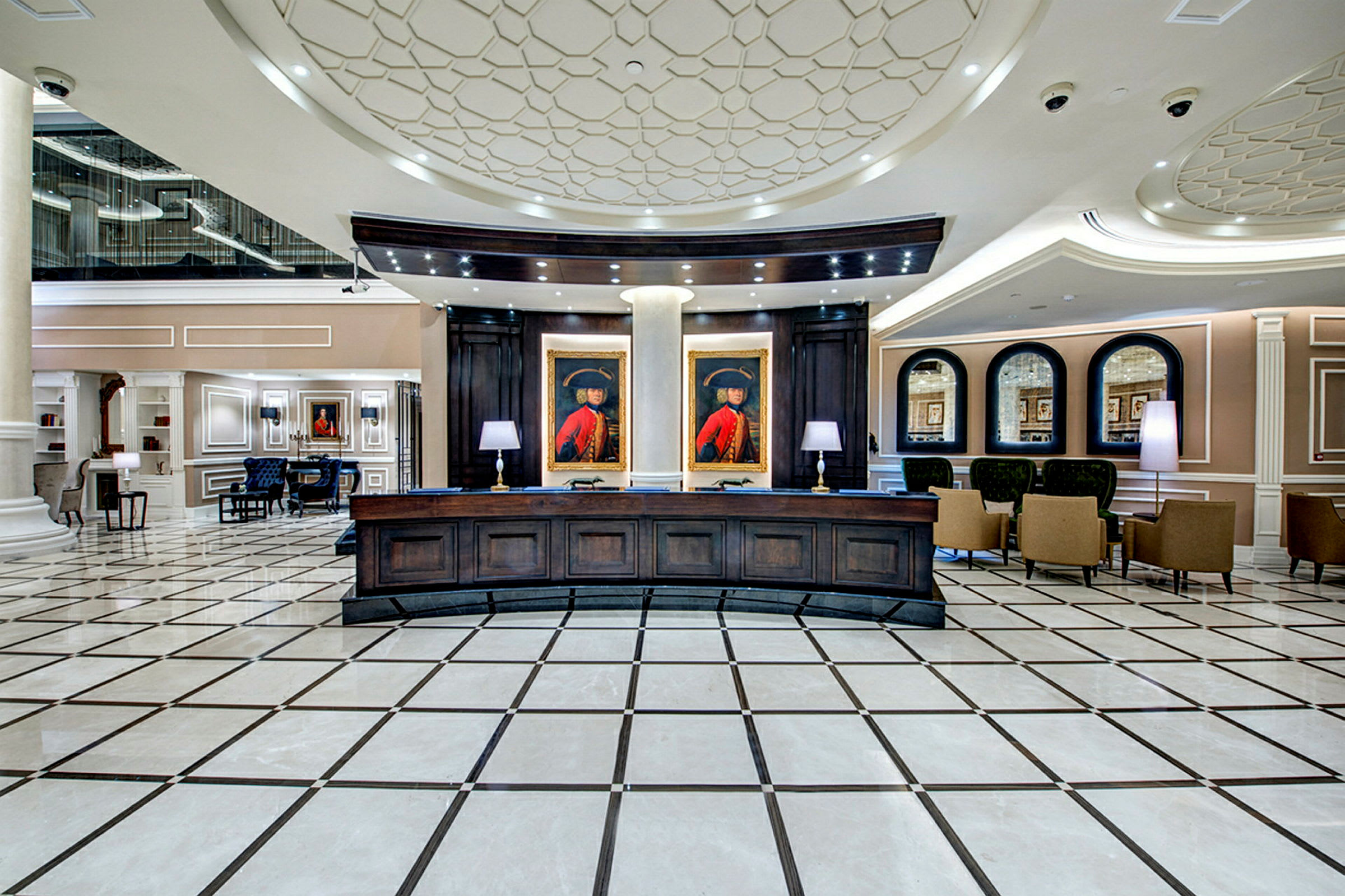 Elegant hotellobby med resepsjon og portrettmalerier på veggen. (AI-generert tekst)