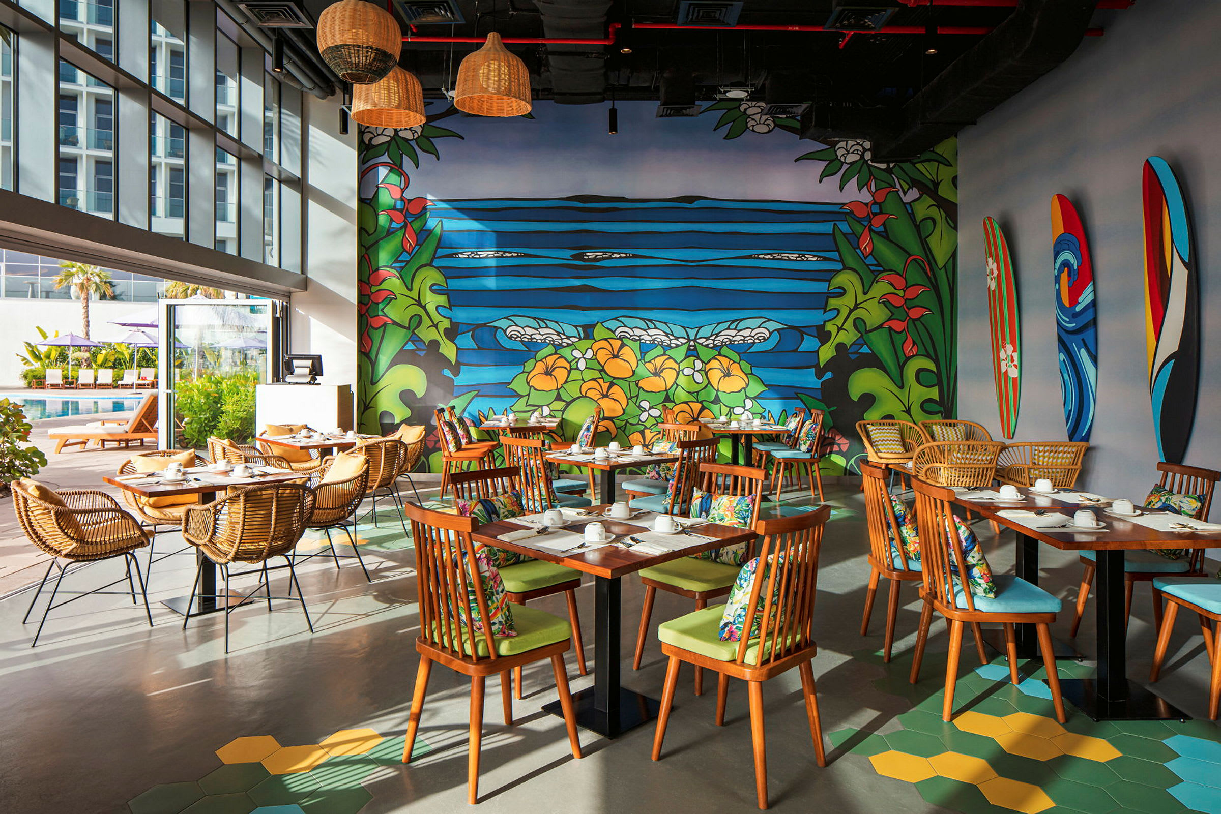 Restaurant med fargerik innredning, veggmaleri av natur og trebord med stoler. (AI-generert tekst)
