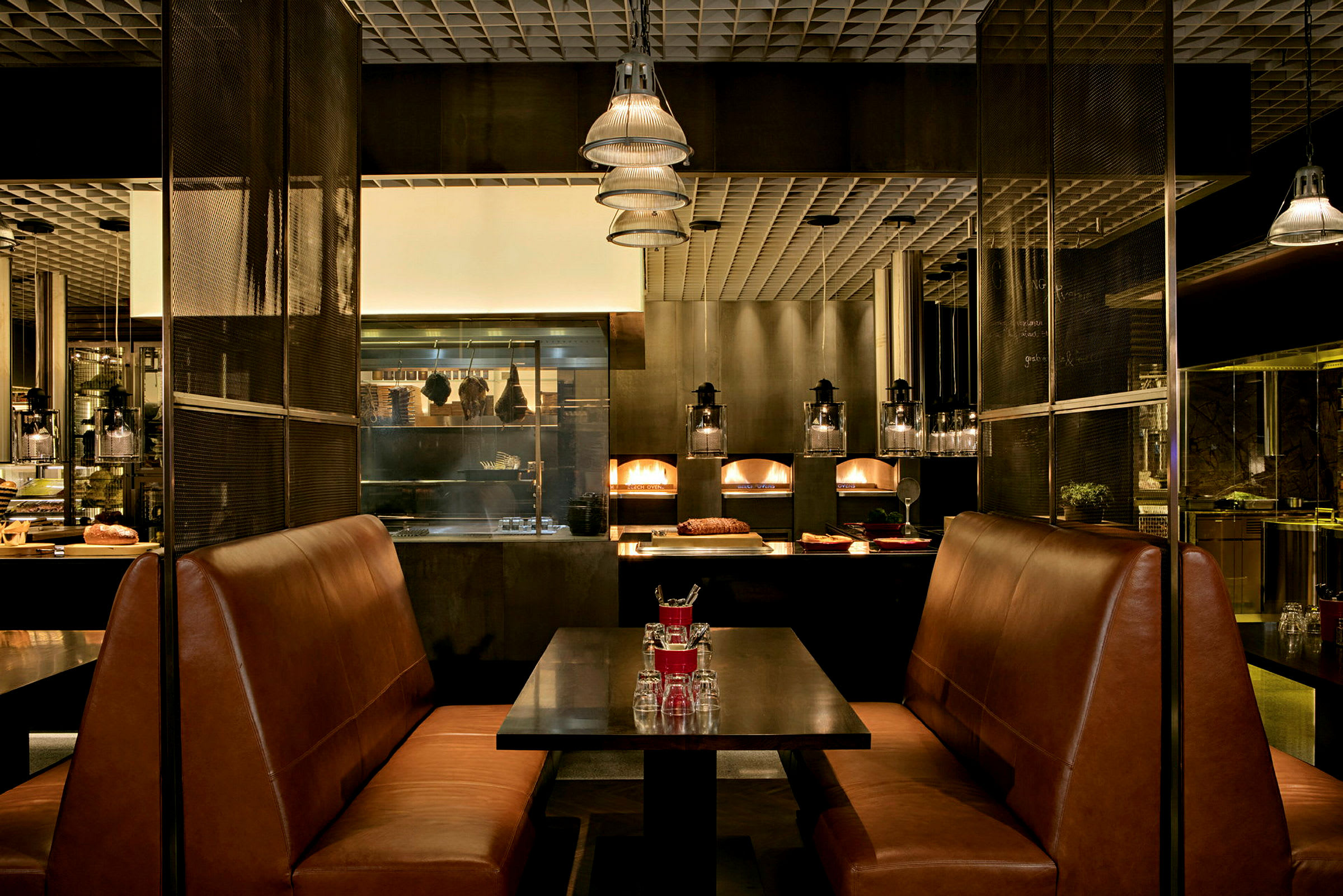 Bilde av en restaurantinnredning med brune skinnsofaer og bord. (AI-generert tekst)