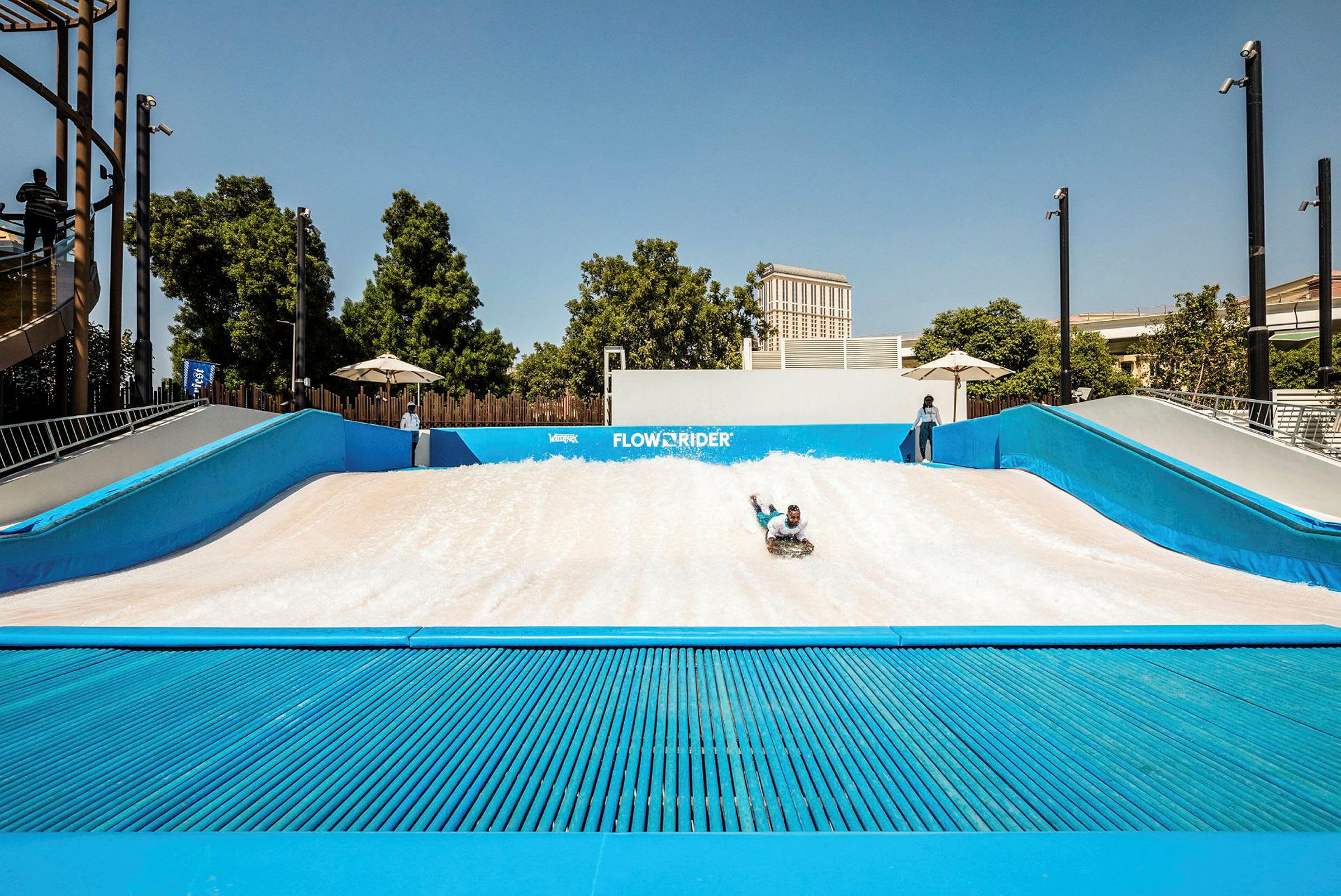 En person kjører på vann på en FlowRider-anlegg. (AI-generert tekst)