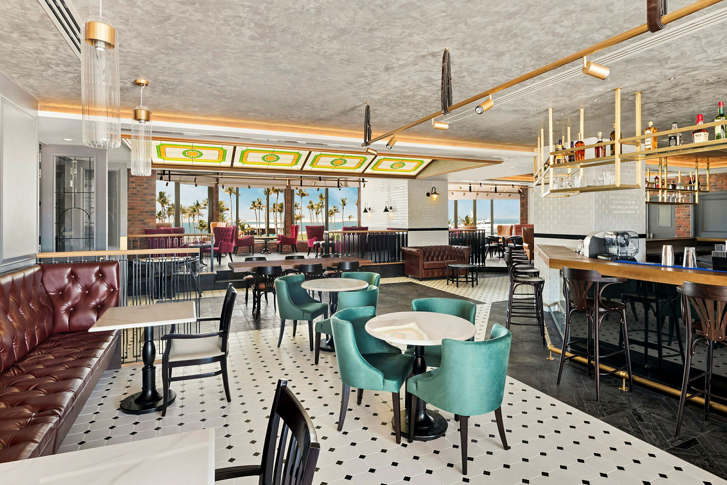 En elegant restaurant med sittegrupper, marmorgulv og en bar i bakgrunnen. (AI-generert tekst)