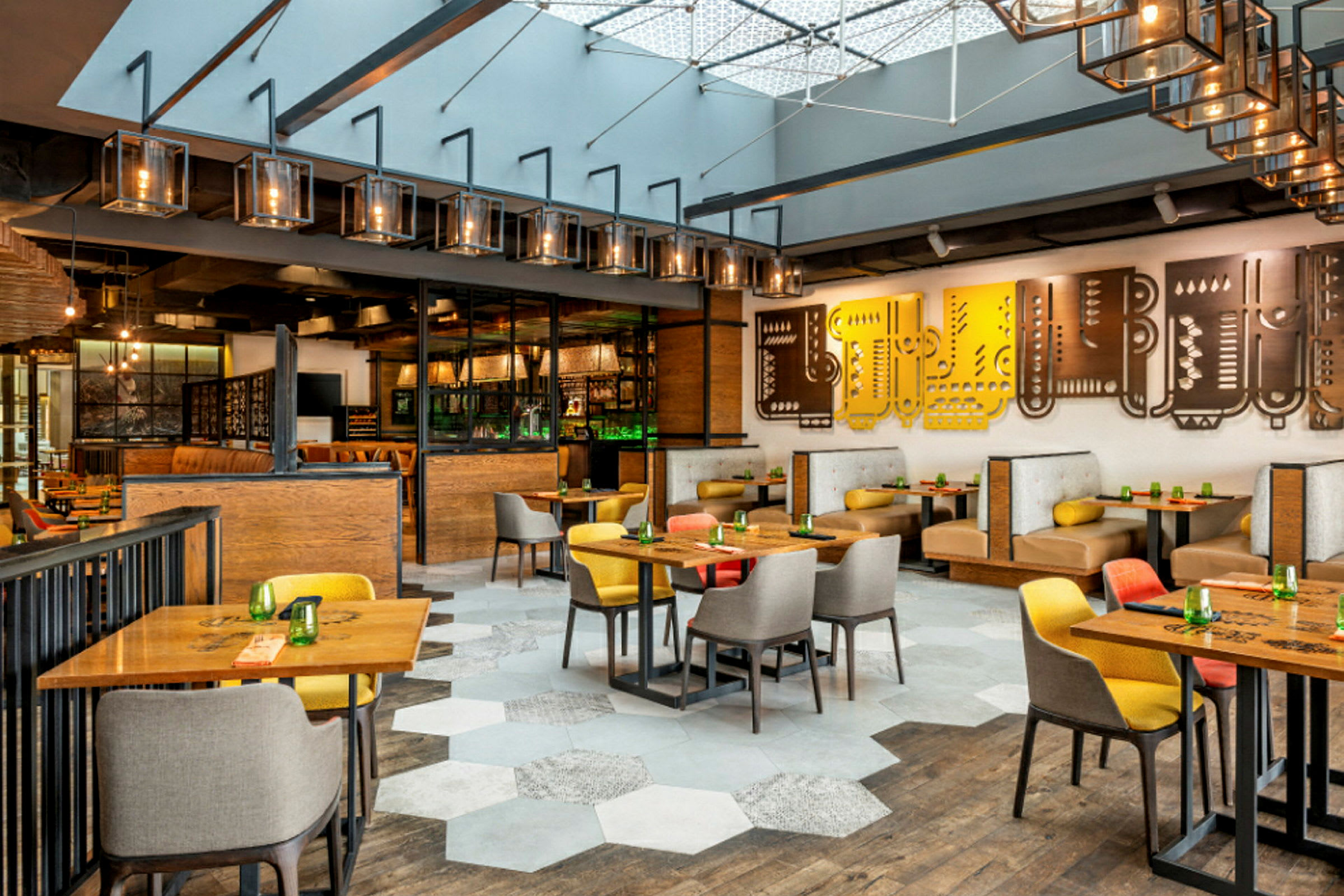 Interiør av en restaurant med fargerike stoler og moderne dekor. (AI-generert tekst)