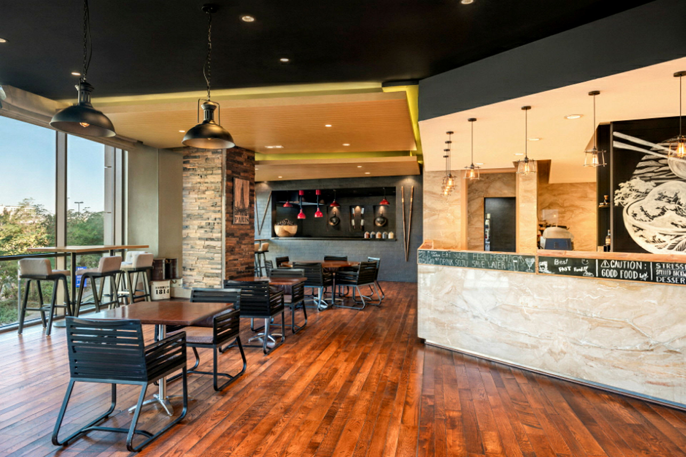 Moderne restaurantmøbler med bordplater i tre og svarte metallstoler. (AI-generert tekst)