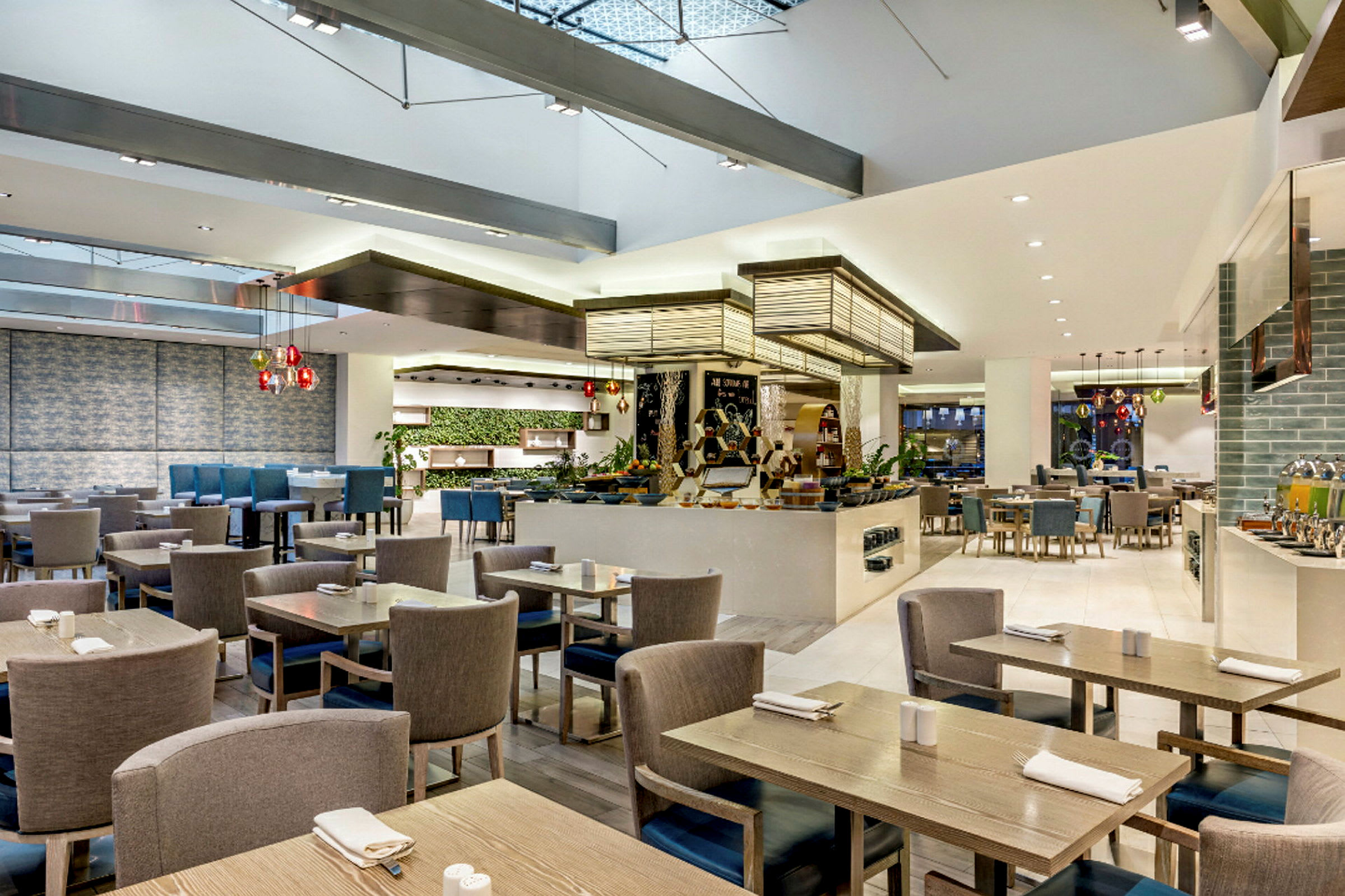 Restaurant med moderne innredning, bord og stoler samt serveringsområde. (AI-generert tekst)