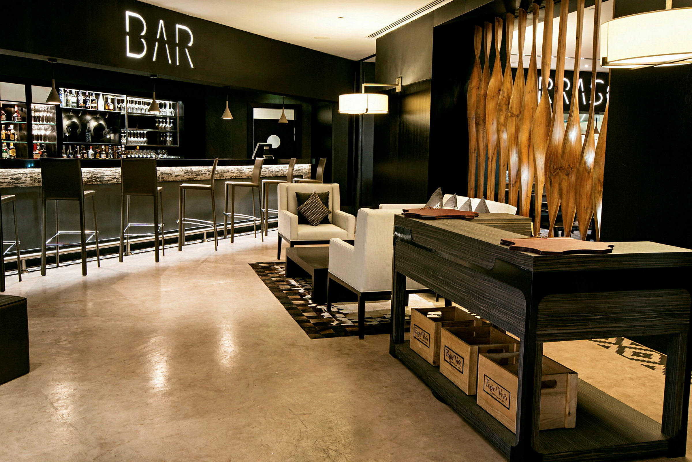 En lounge med barområde og sitteplasser, moderne innredning og trematerialer. (AI-generert tekst)