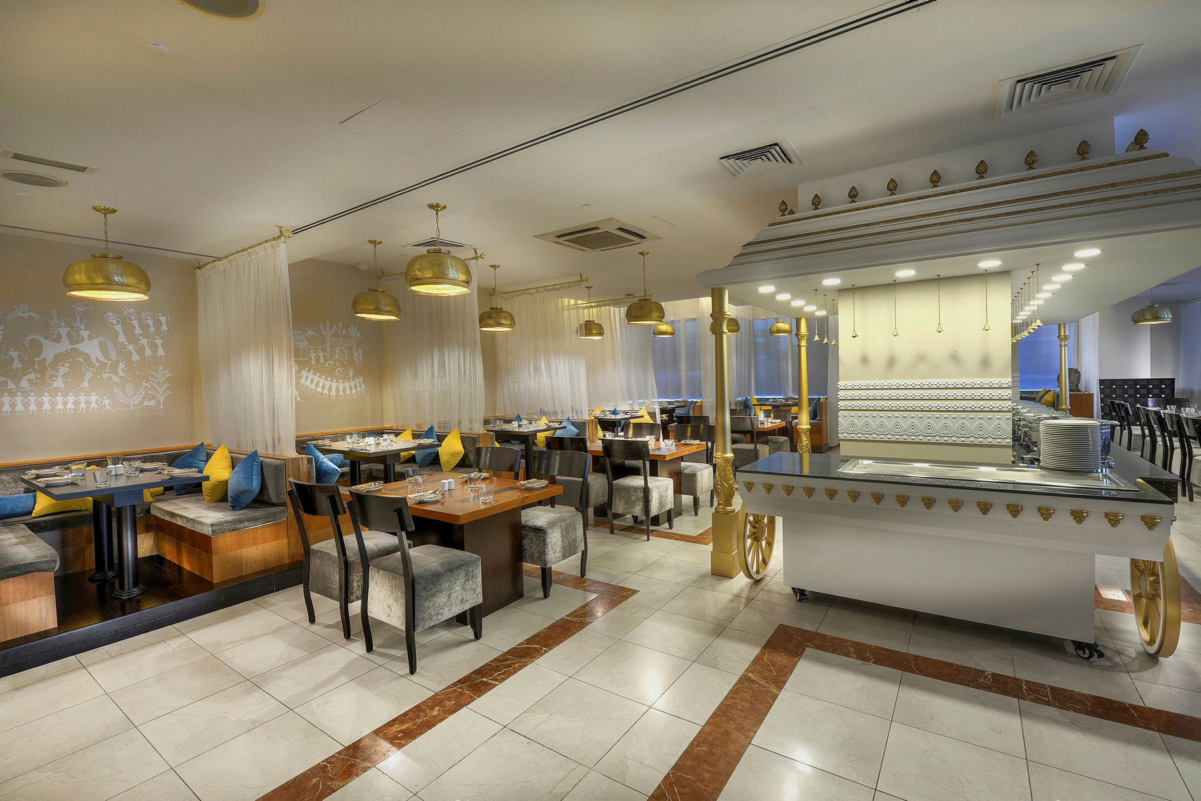 Interiør av en elegant restaurant med moderne møbler og gyldne detaljer. (AI-generert tekst)
