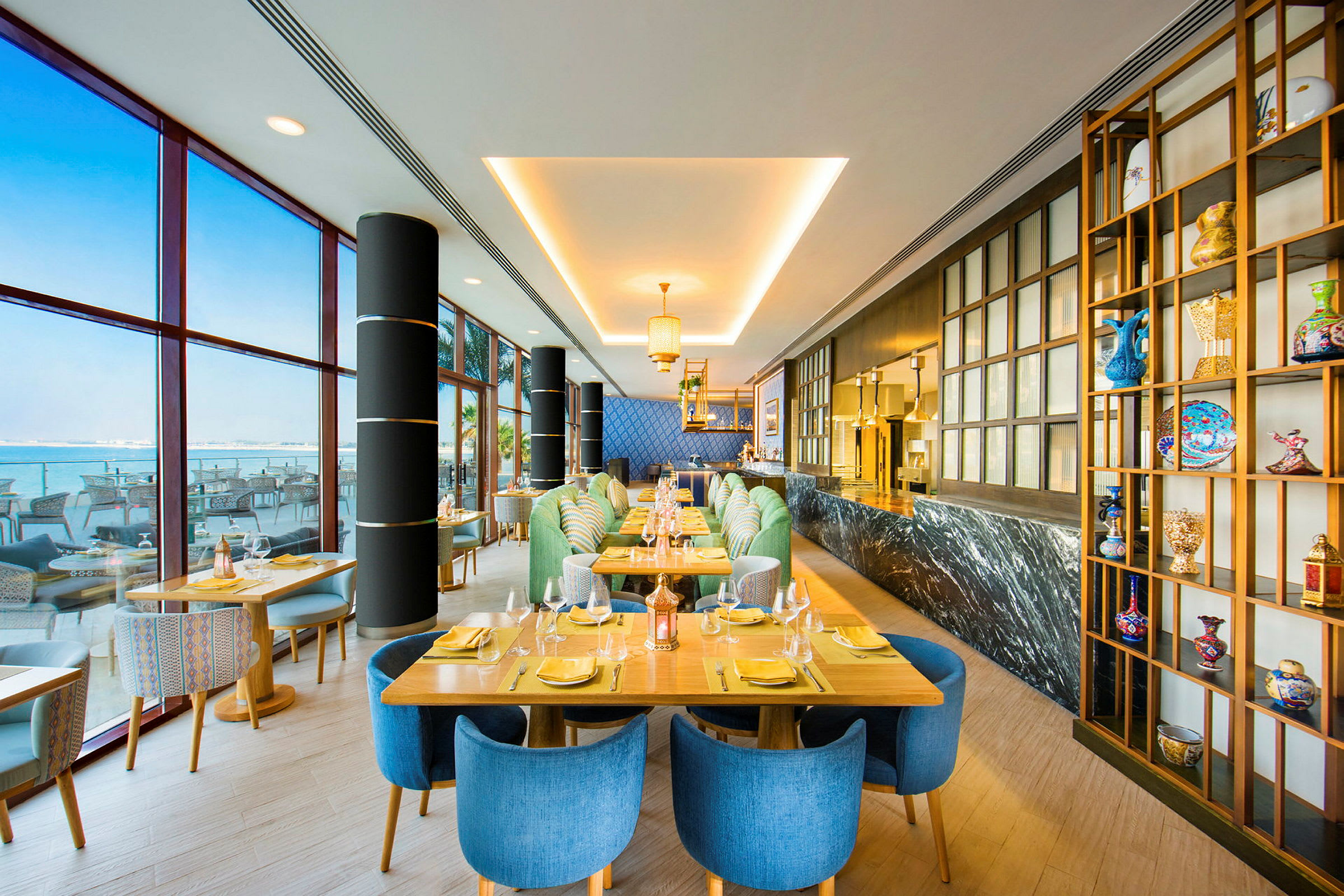 Interiørbilde av en moderne restaurant med fargerike stoler, dekkede bord og dekorasjoner. (AI-generert tekst)