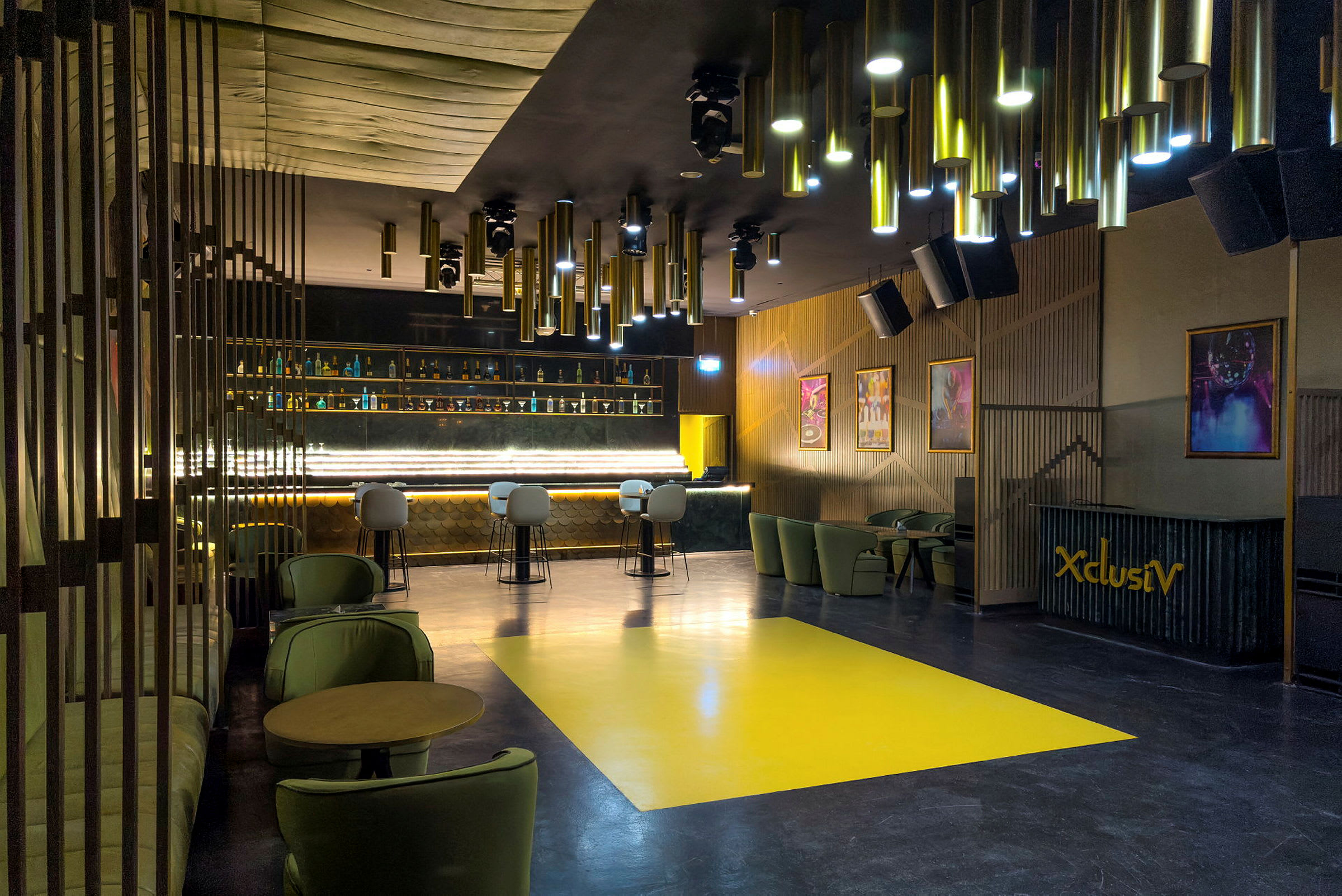 Interiør av en bar med moderne design, sitteplasser og en opplyst bardisk. (AI-generert tekst)