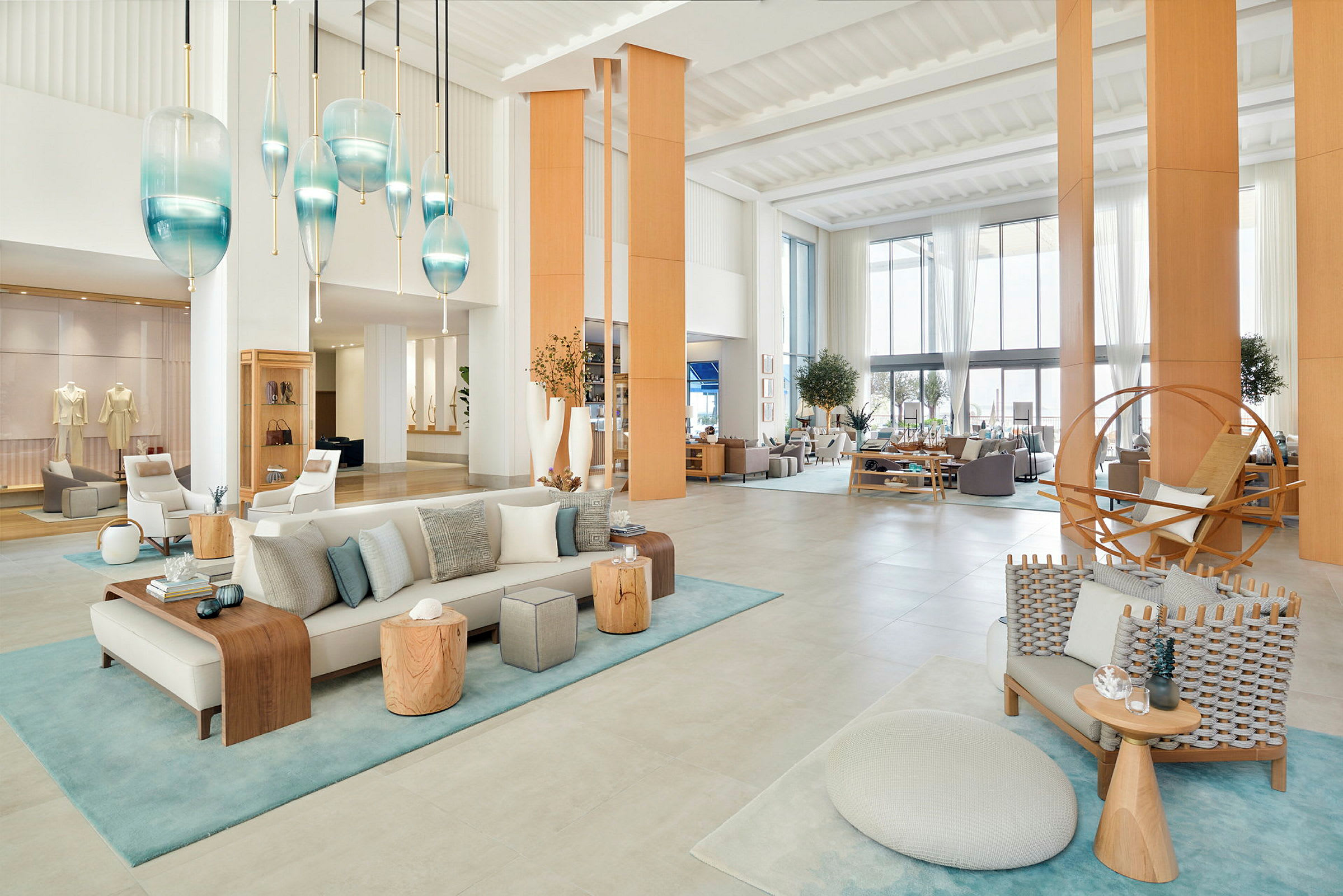 Lys og åpen hotellobby med elegant interiør og moderne møbler. (AI-generert tekst)