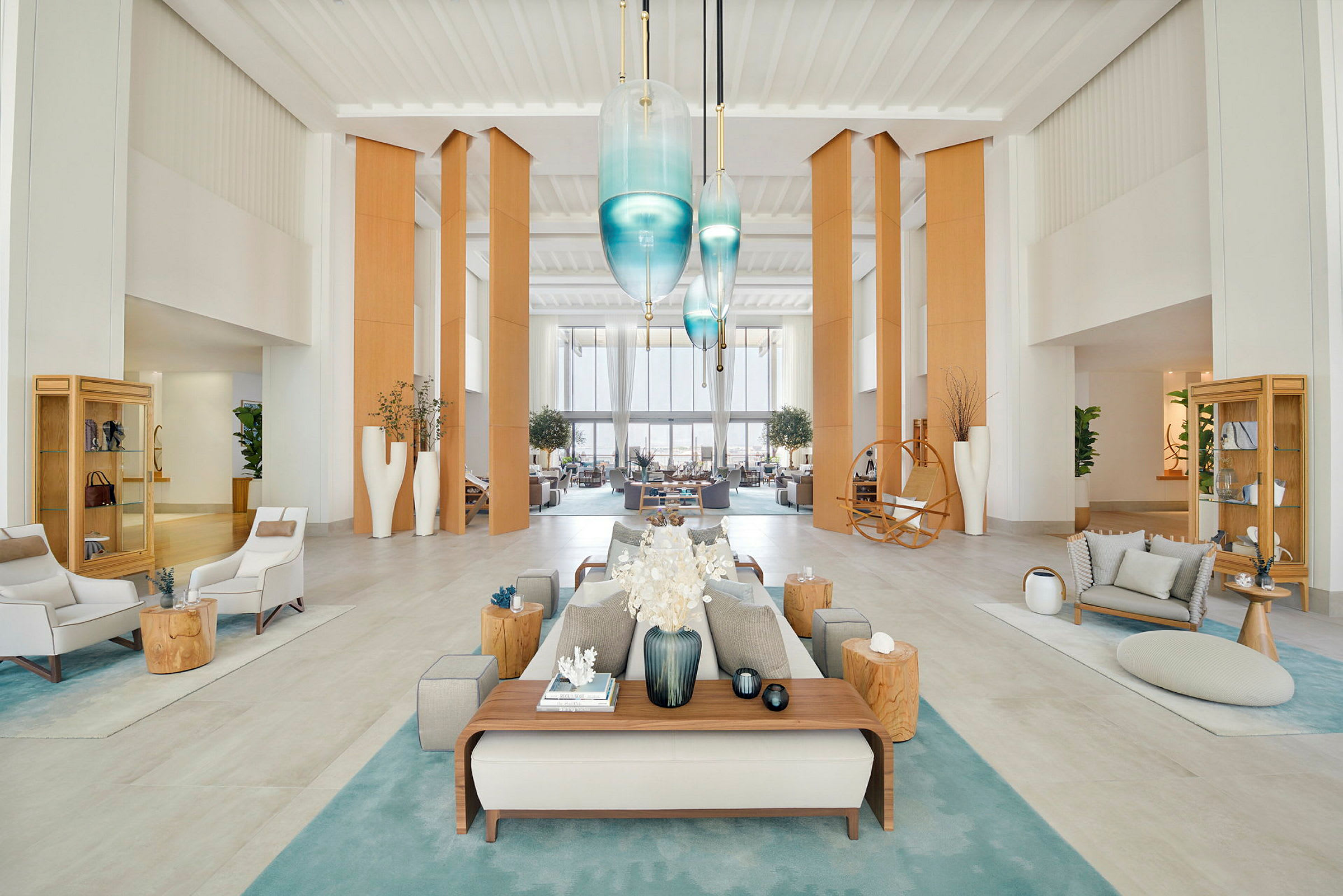 En moderne innredet hotellobby med hvite vegger, tredetaljer og elegante møbler som sofaer og stoler på myke tepper. (AI-generert tekst)