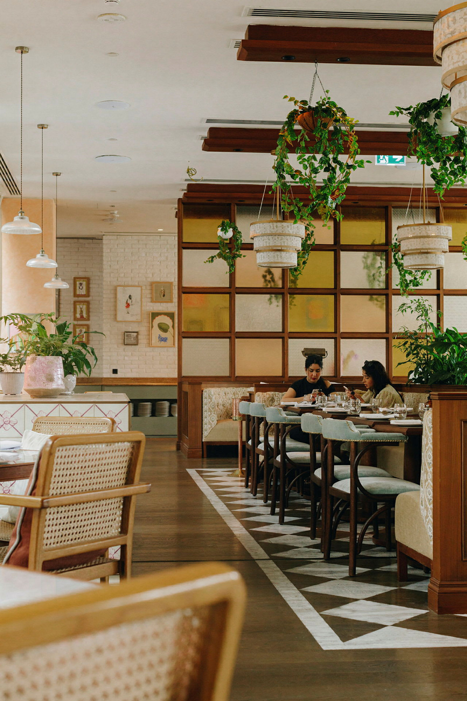 En moderne restaurant med trebord og grønne planter. (AI-generert tekst)