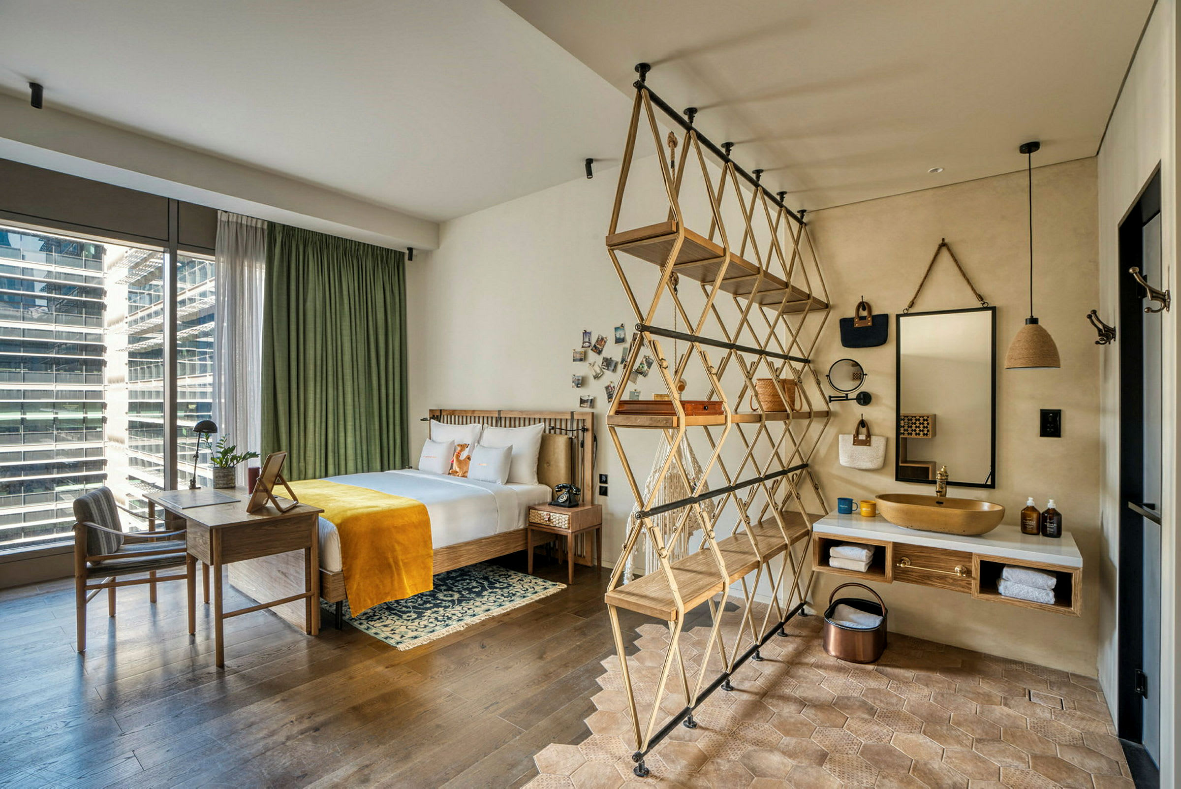 Et moderne hotellrom med seng, skrivebord og åpen baderomsdesign. (AI-generert tekst)