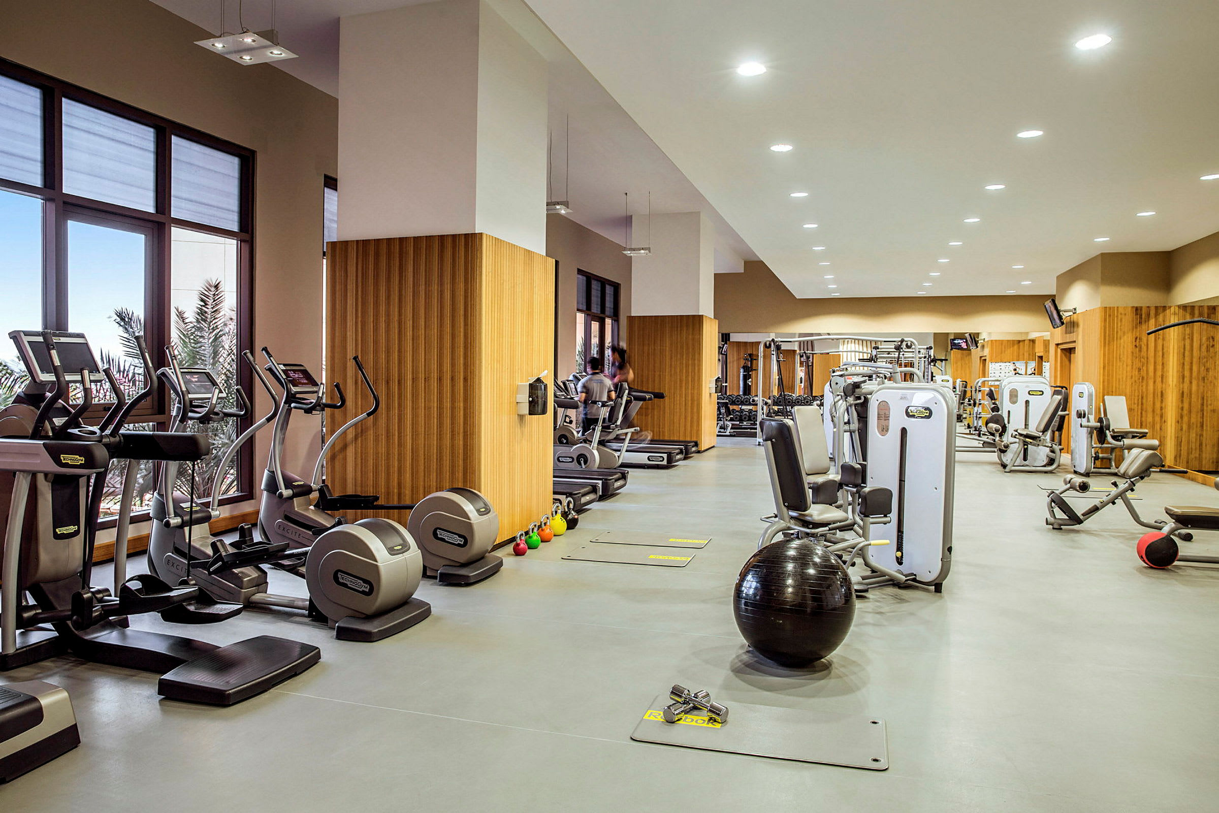 Gym med ulike treningsmaskiner og utstyr. (AI-generert tekst)