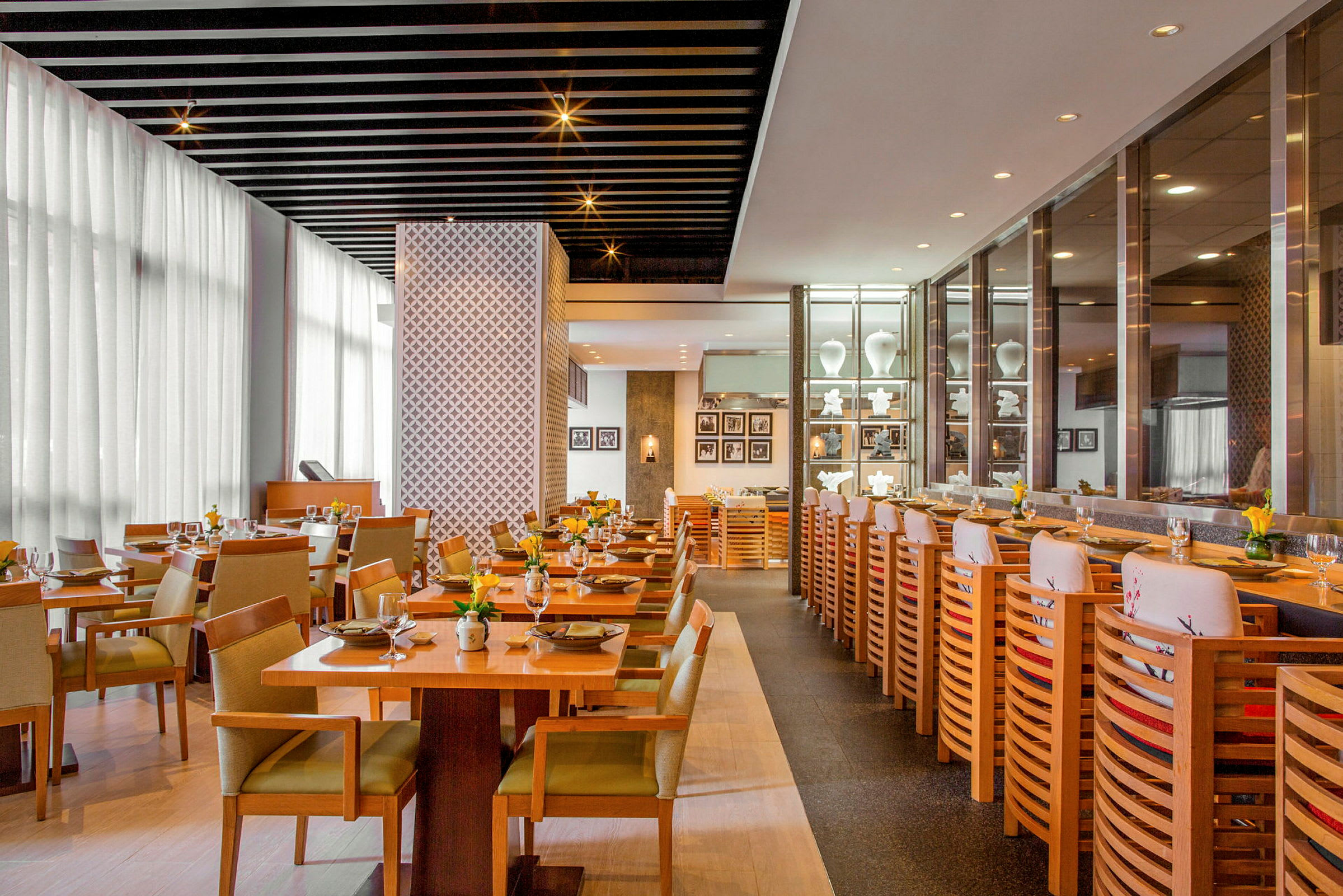 Restaurant med elegant interiør, bord og stoler arrangert for måltider. (AI-generert tekst)