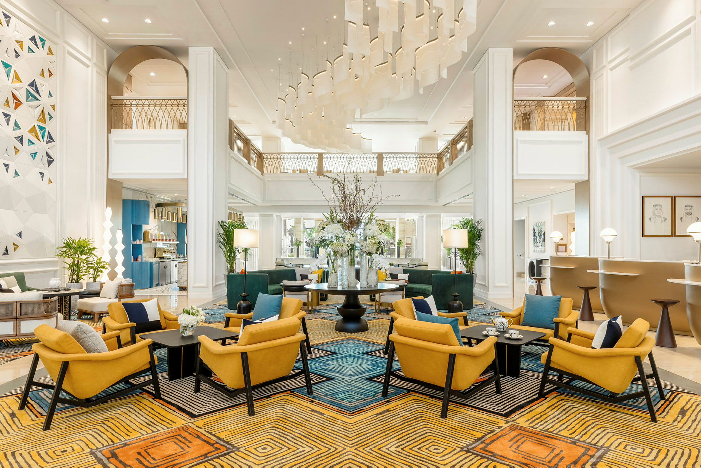 Lys og elegant hotellobby med sittegrupper og blomster på et bord. (AI-generert tekst)