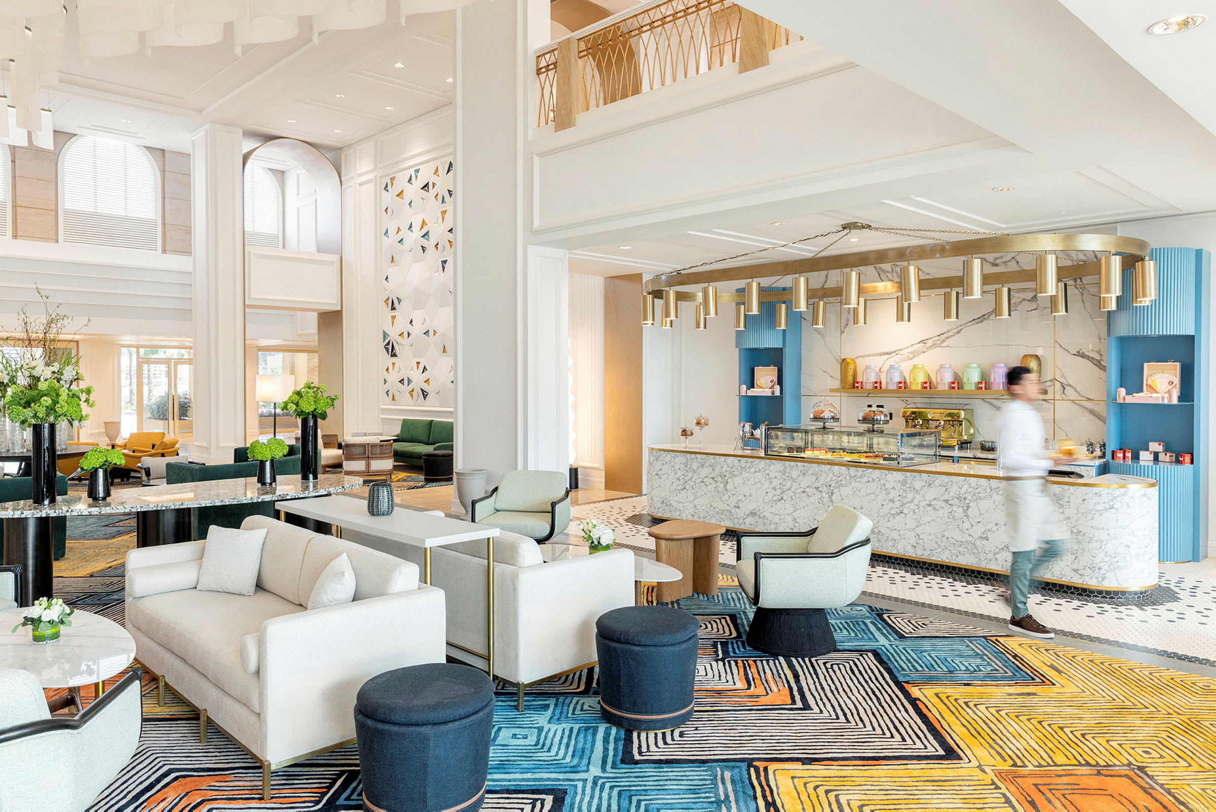 En elegant hotellobby med moderne møbler og en marmordisk. (AI-generert tekst)